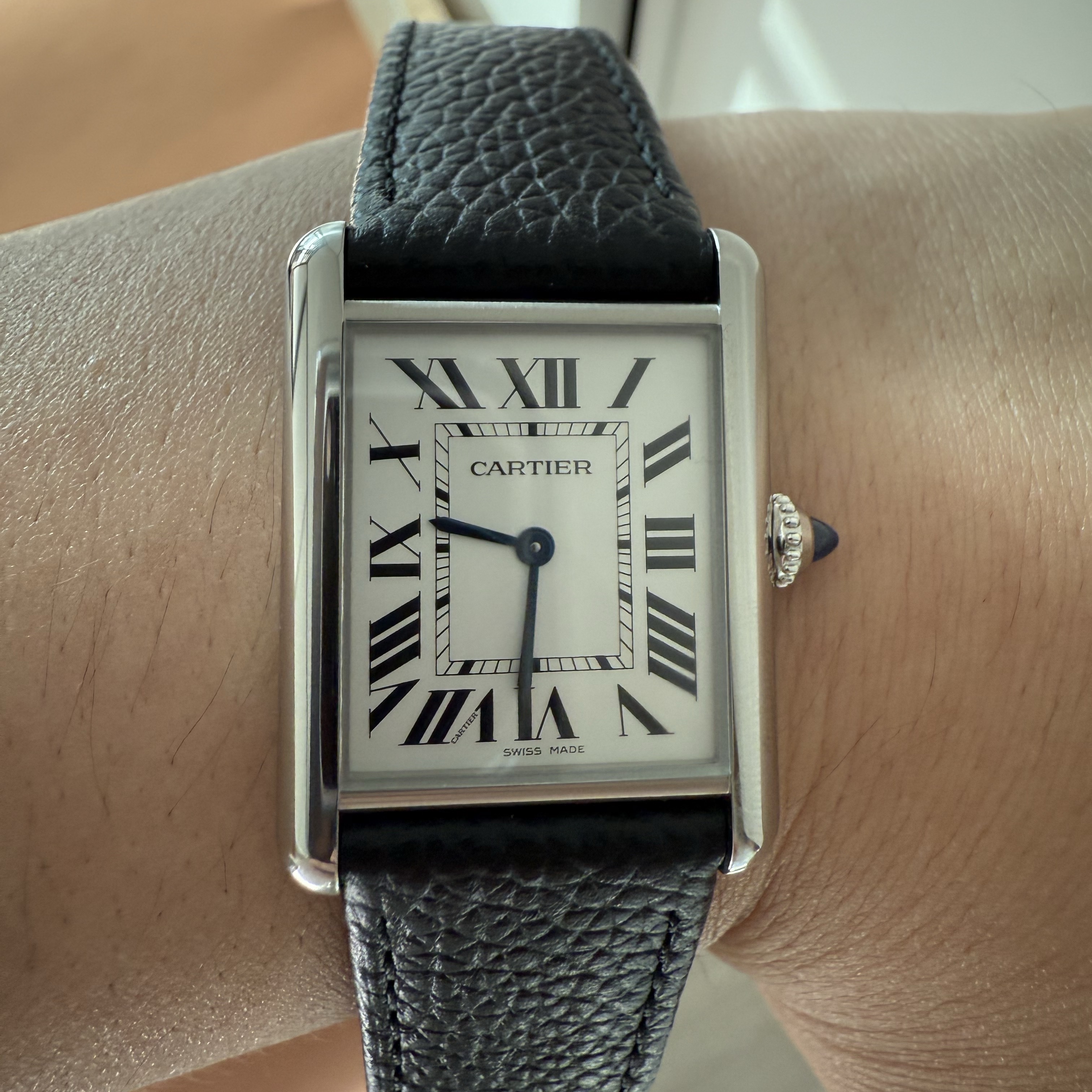 Cartier Tank Must Watch Large Quartz Steel Calfskin Black 착용 스타일