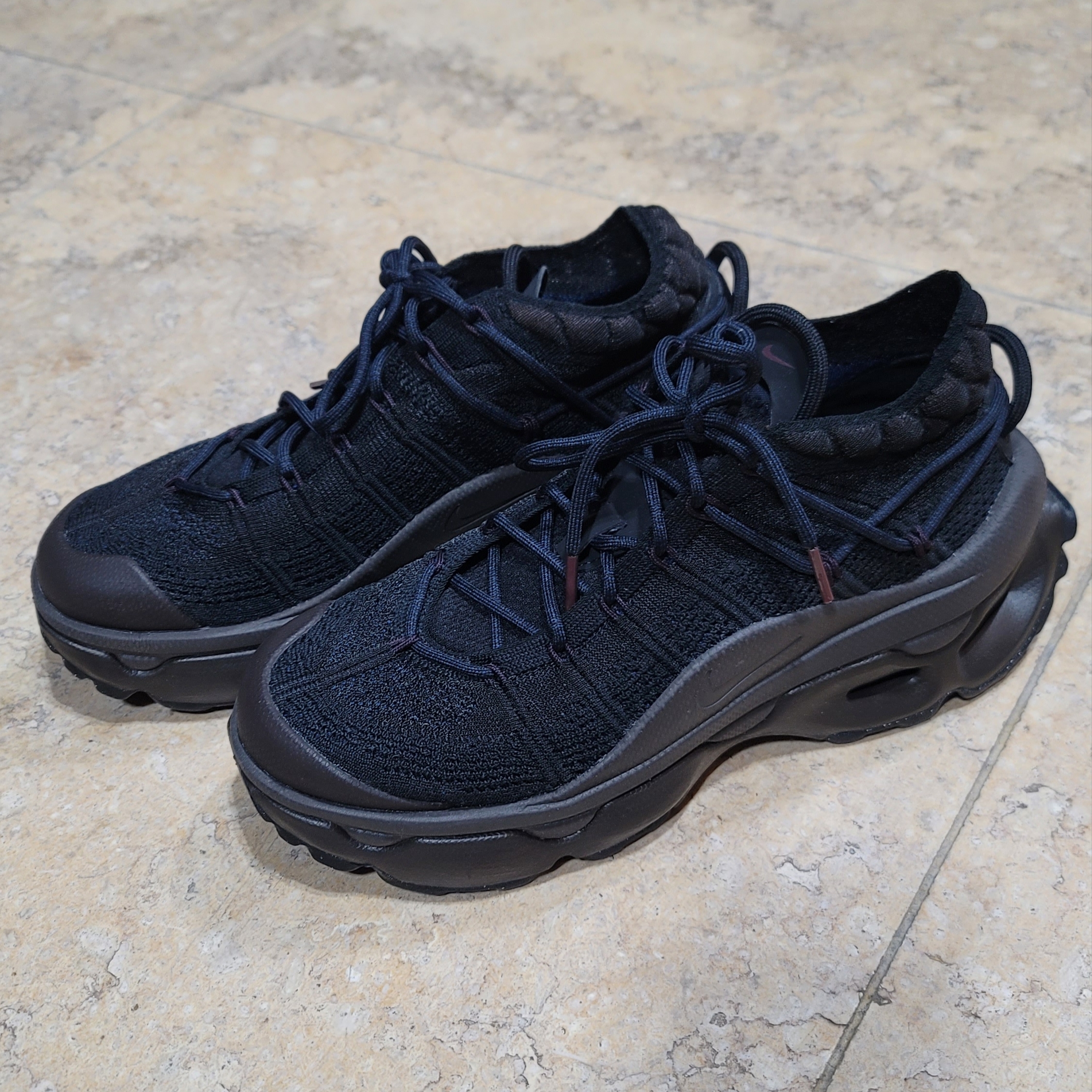 (W) Nike Air Max Flyknit Venture Black Velvet Brown 착용 스타일 - 1