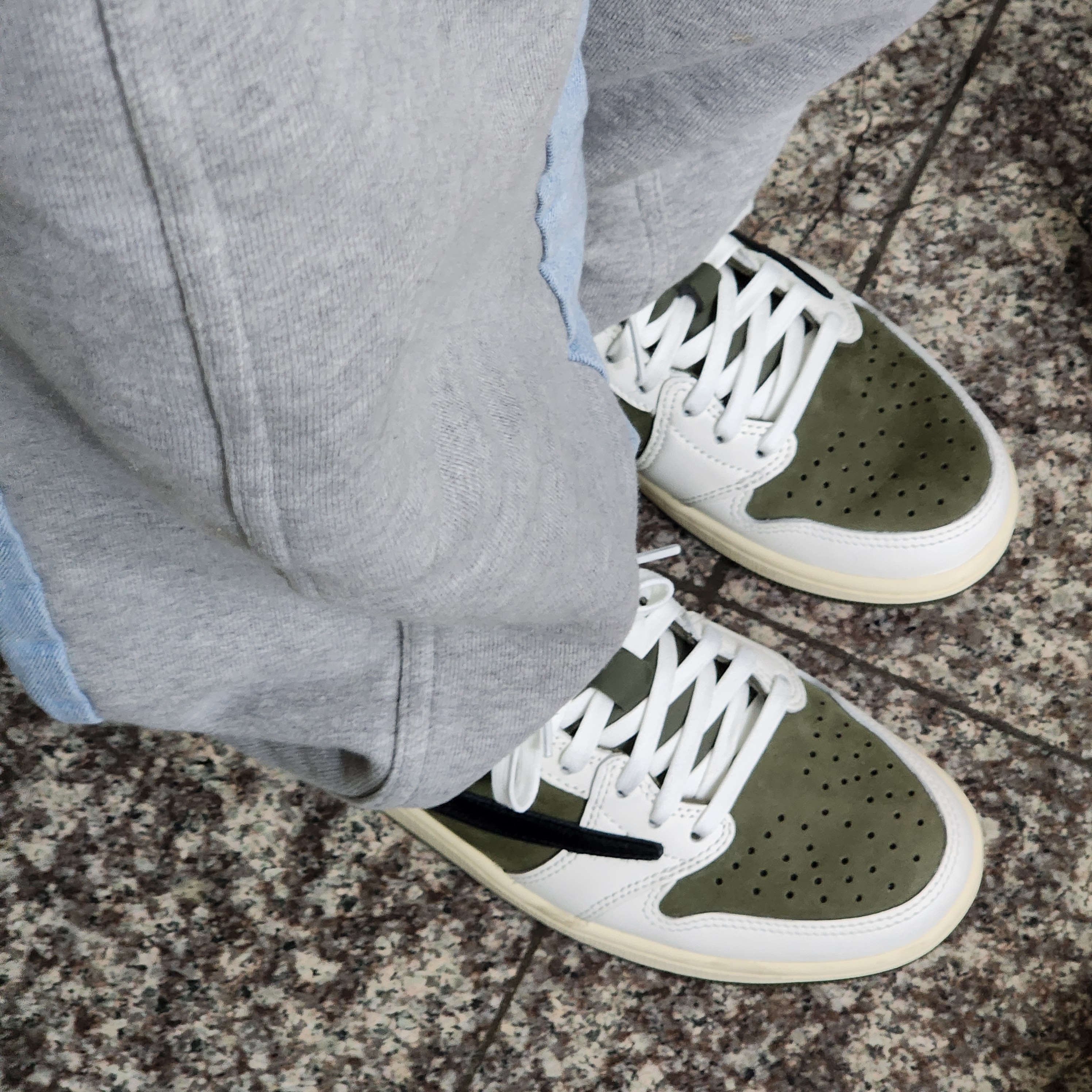 Jordan 1 x Travis Scott Retro Low OG SP Reverse Olive 착용 스타일