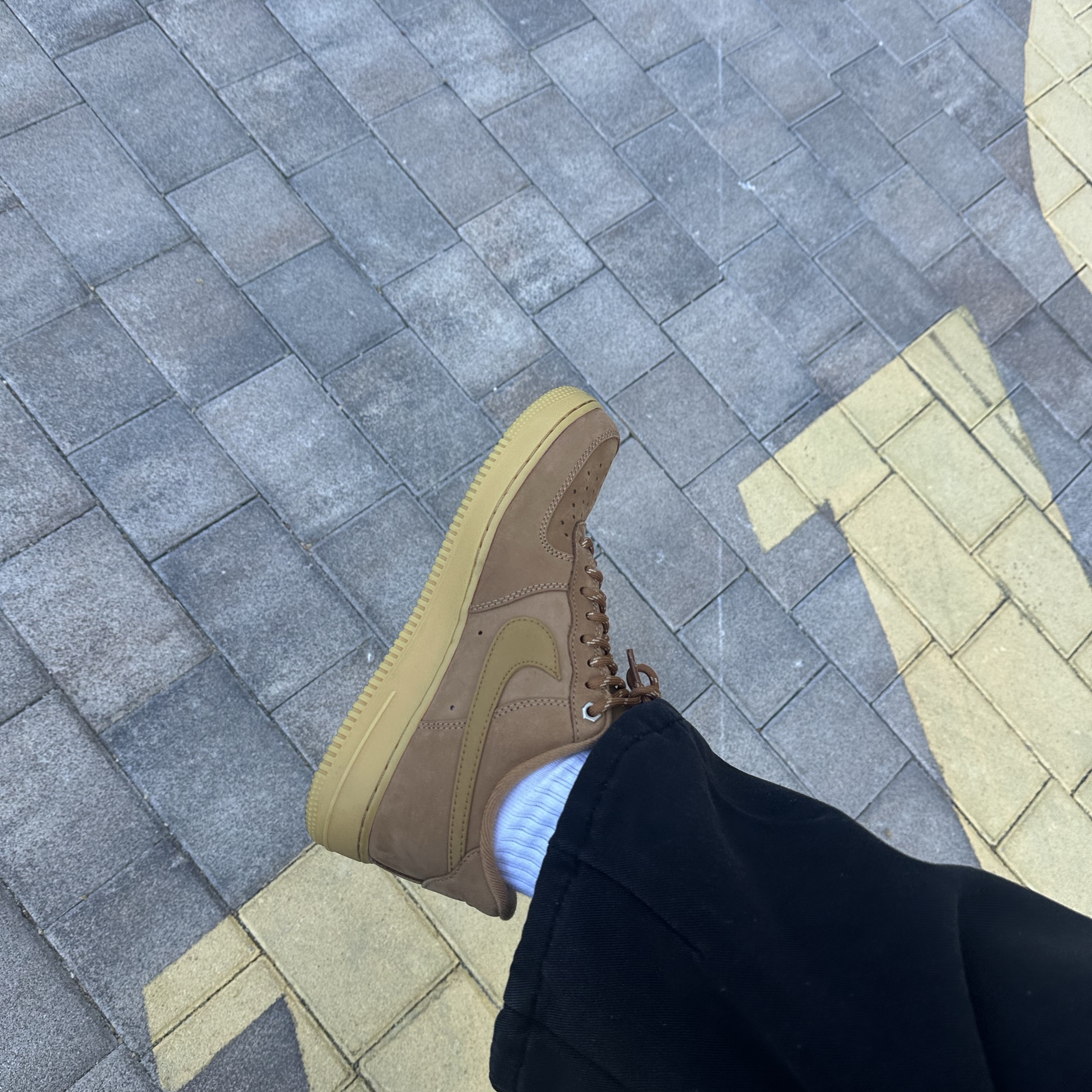 Nike Air Force 1 '07 WB Flax 착용 스타일