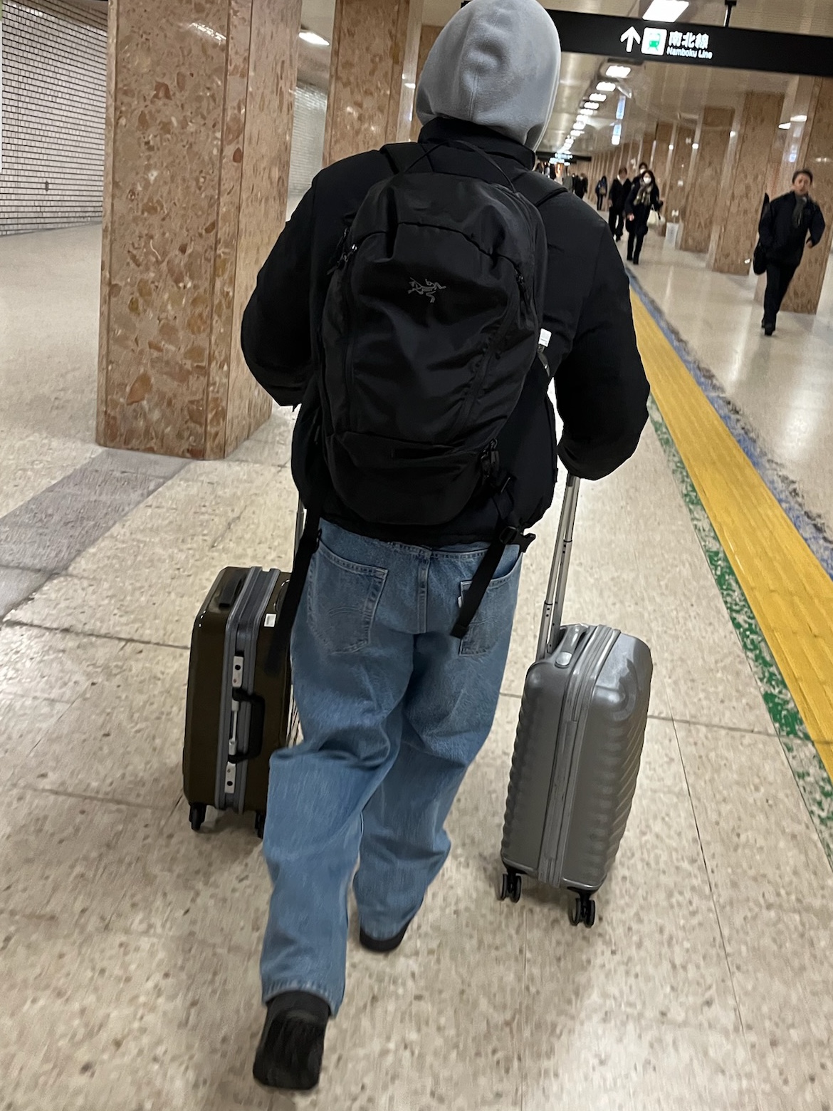 (W) Puma Snowbae Puma Black Shadow Gray, Arc'teryx Mantis 26 Backpack Black 착용 스타일