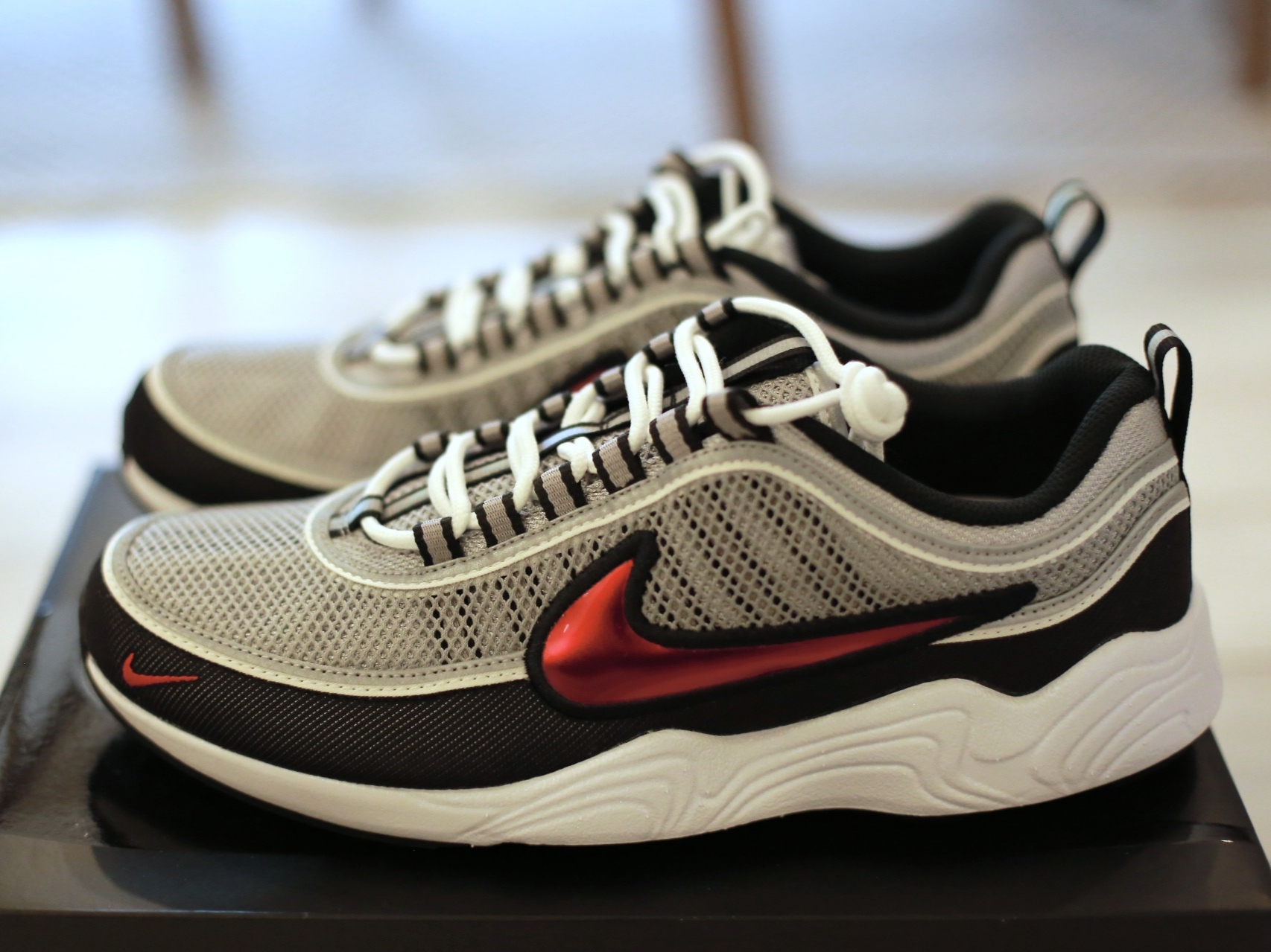 Nike Air Zoom Spiridon Metallic Silver and Sport Red 2024 착용 스타일 - 1