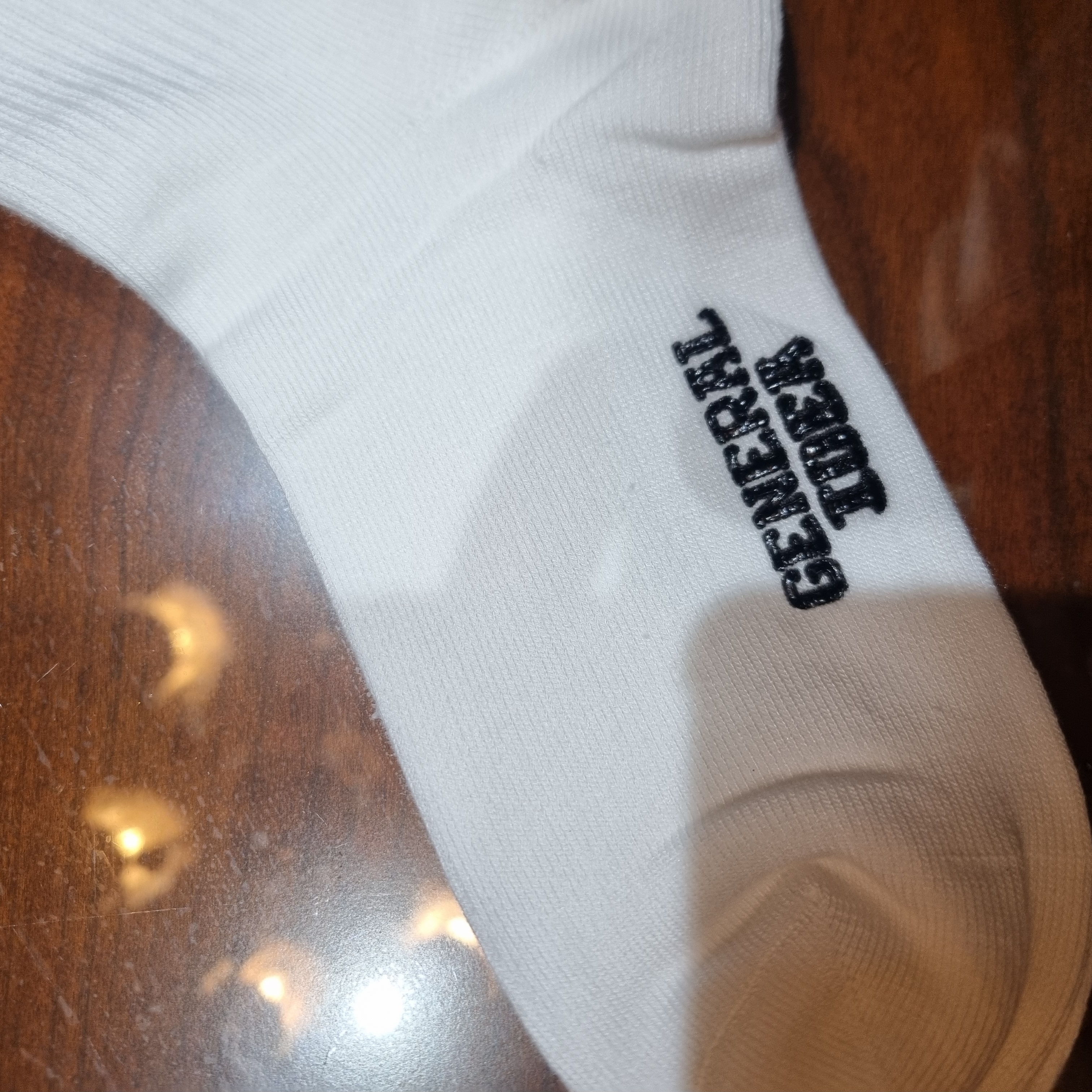General Idea Unisex Board Crew Socks White 착용 스타일 - 1
