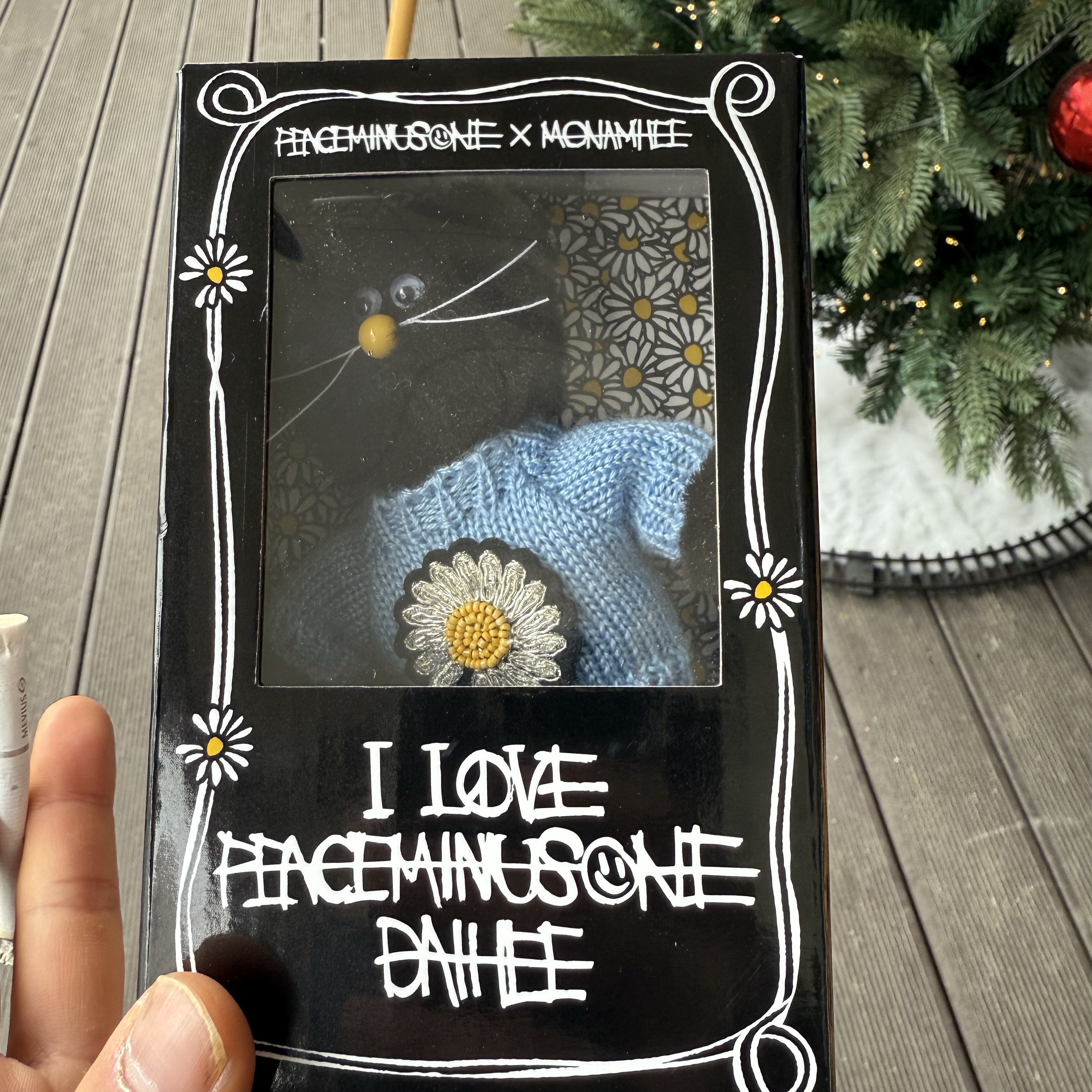 Monamhee x Peaceminusone Daihee Plush Keyring 착용 스타일