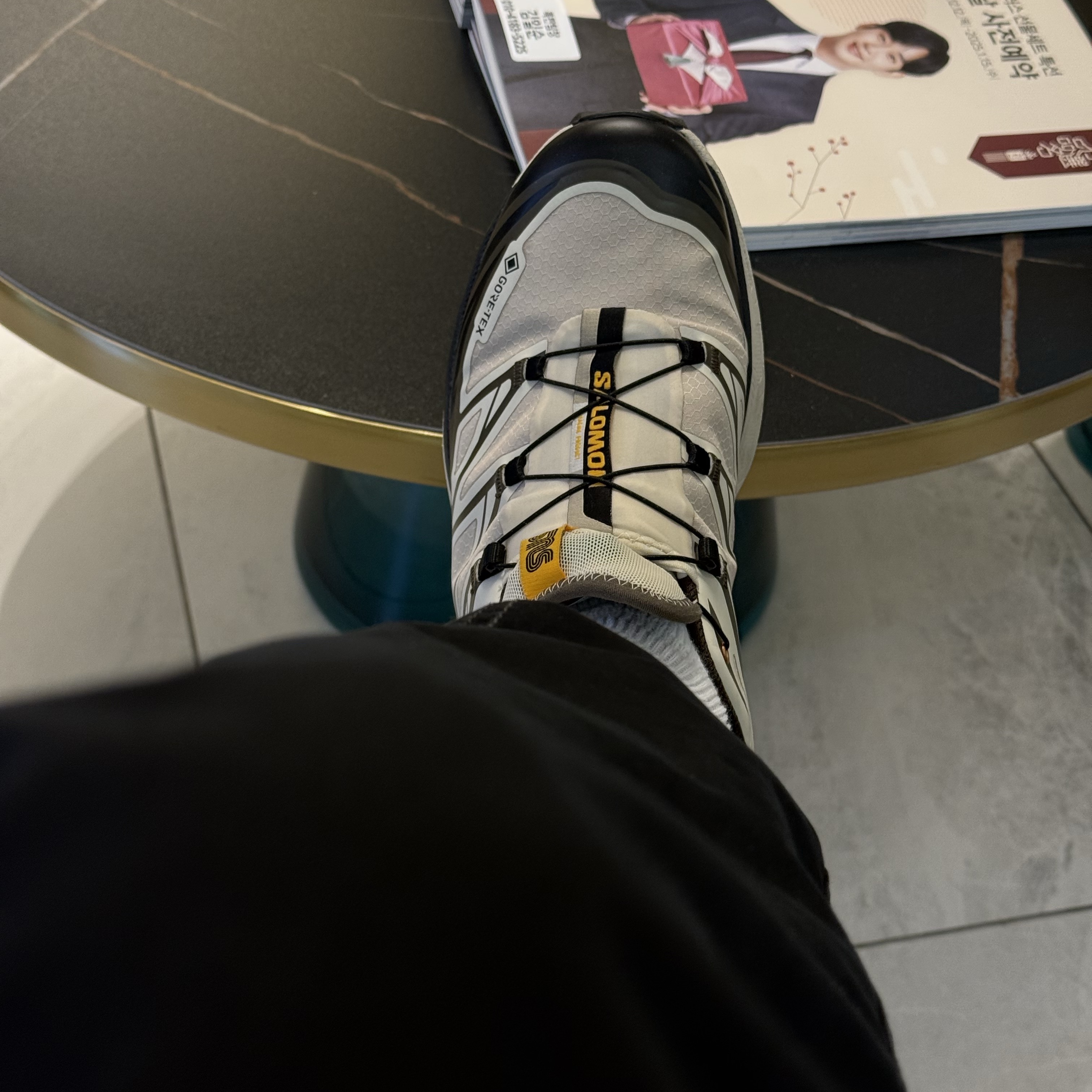 Salomon x SNS XT-6 GTX Almond Milk Seagrass, Supreme Hanes Crew Socks White (4 Pack) 착용 스타일 - 1