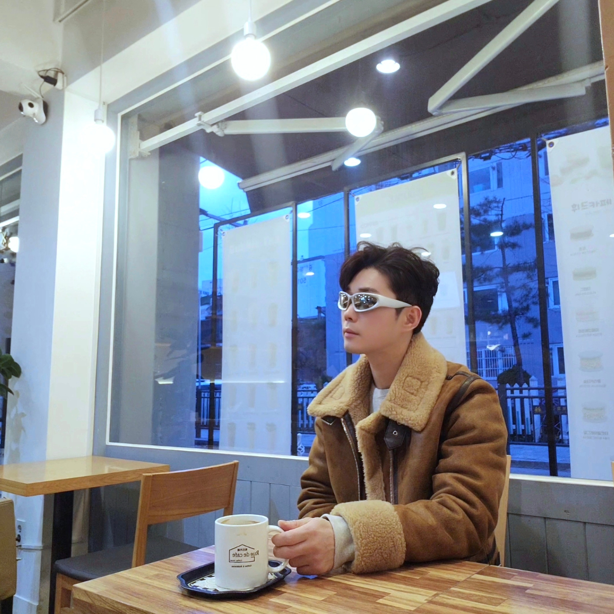 Balenciaga Swift Oval Sunglasses Silver, (W) Nike Dunk Low Essential Pink Foam Black 착용 스타일 - 1