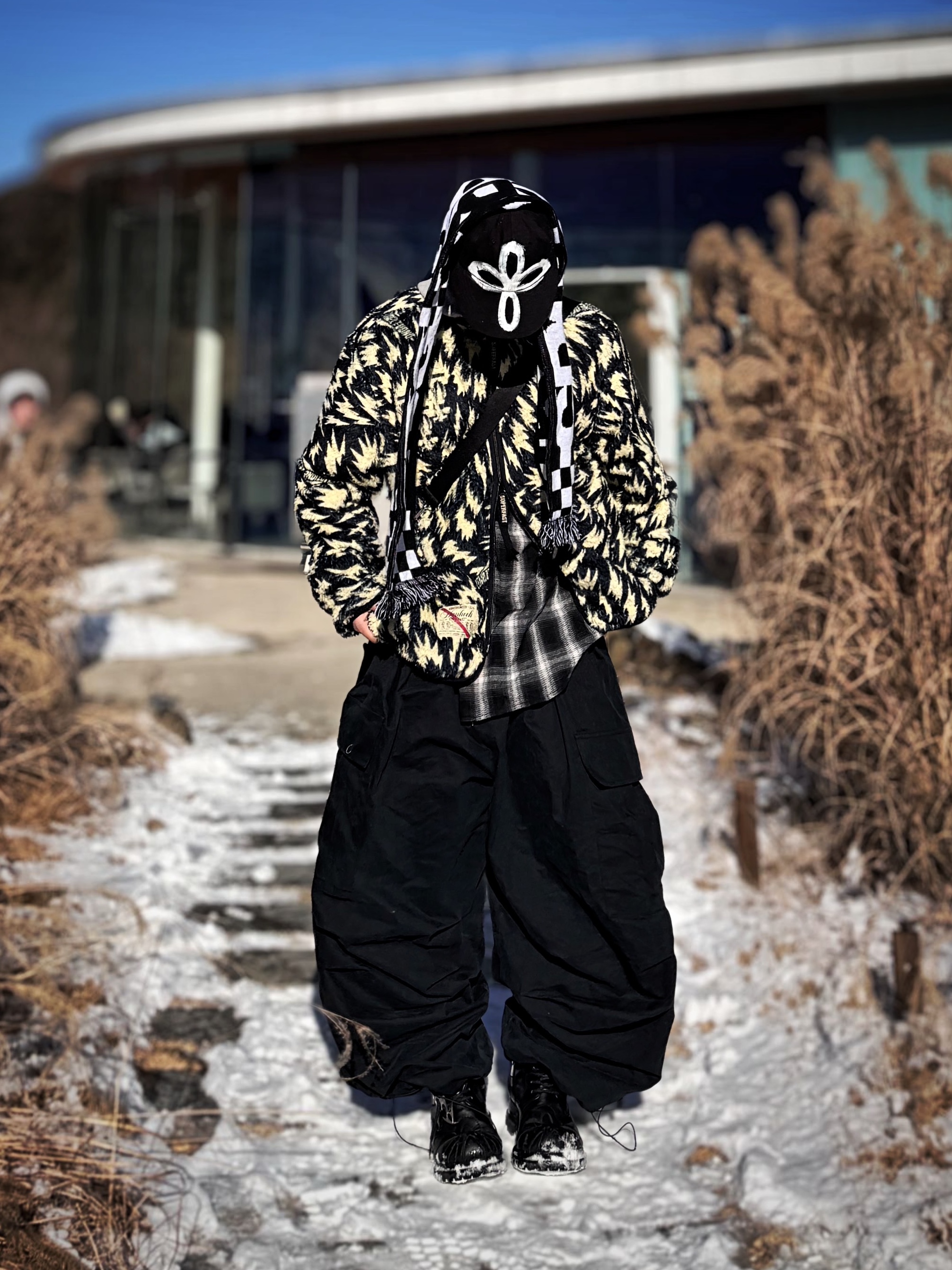 CDG Logo Check Muffler White Black 착용 스타일 - 5