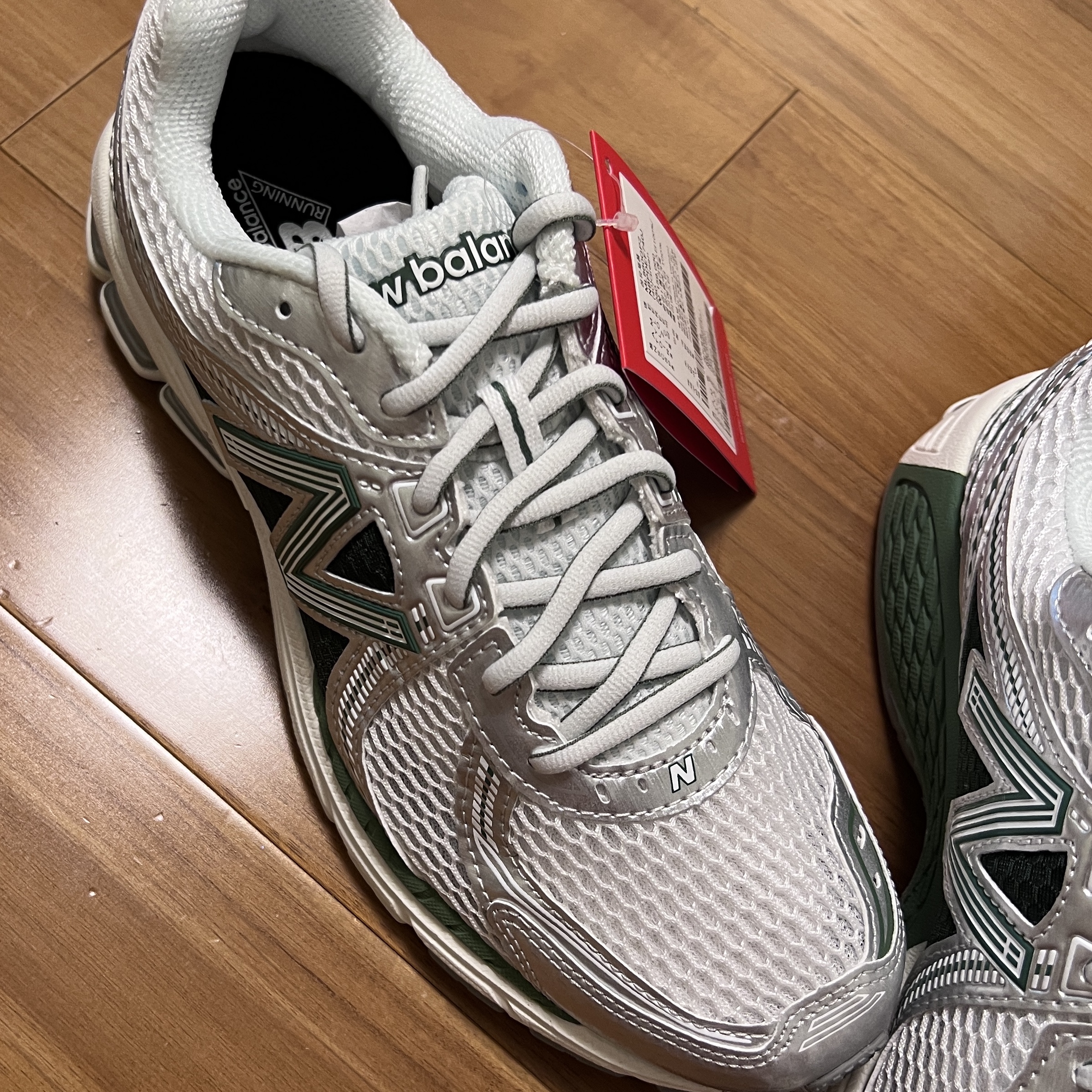 New Balance 860v2 Mallard Green Silver 착용 스타일