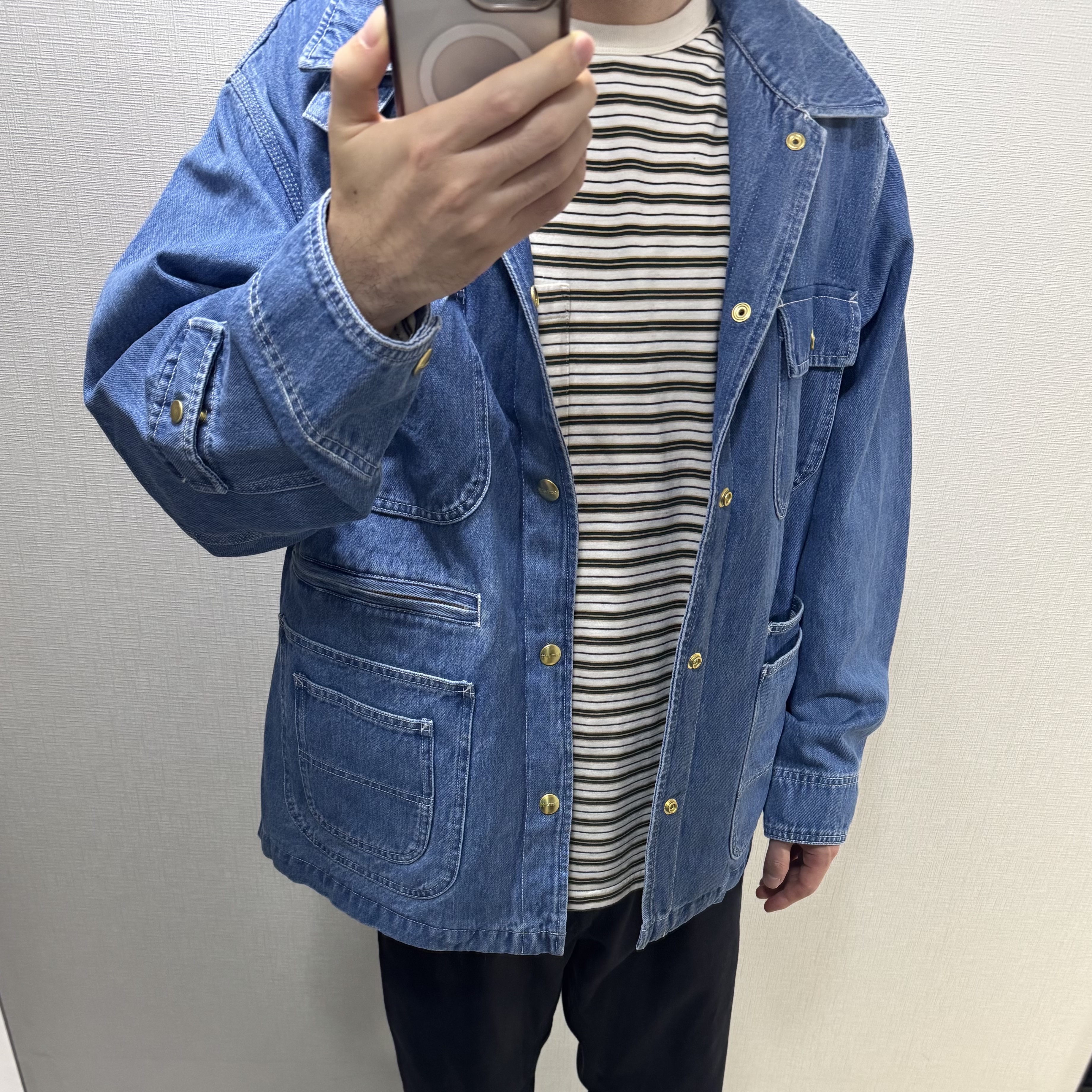 Carhartt WIP x Invincible Denim Chore Coat Max Stone Washed Blue 착용 스타일 - 4