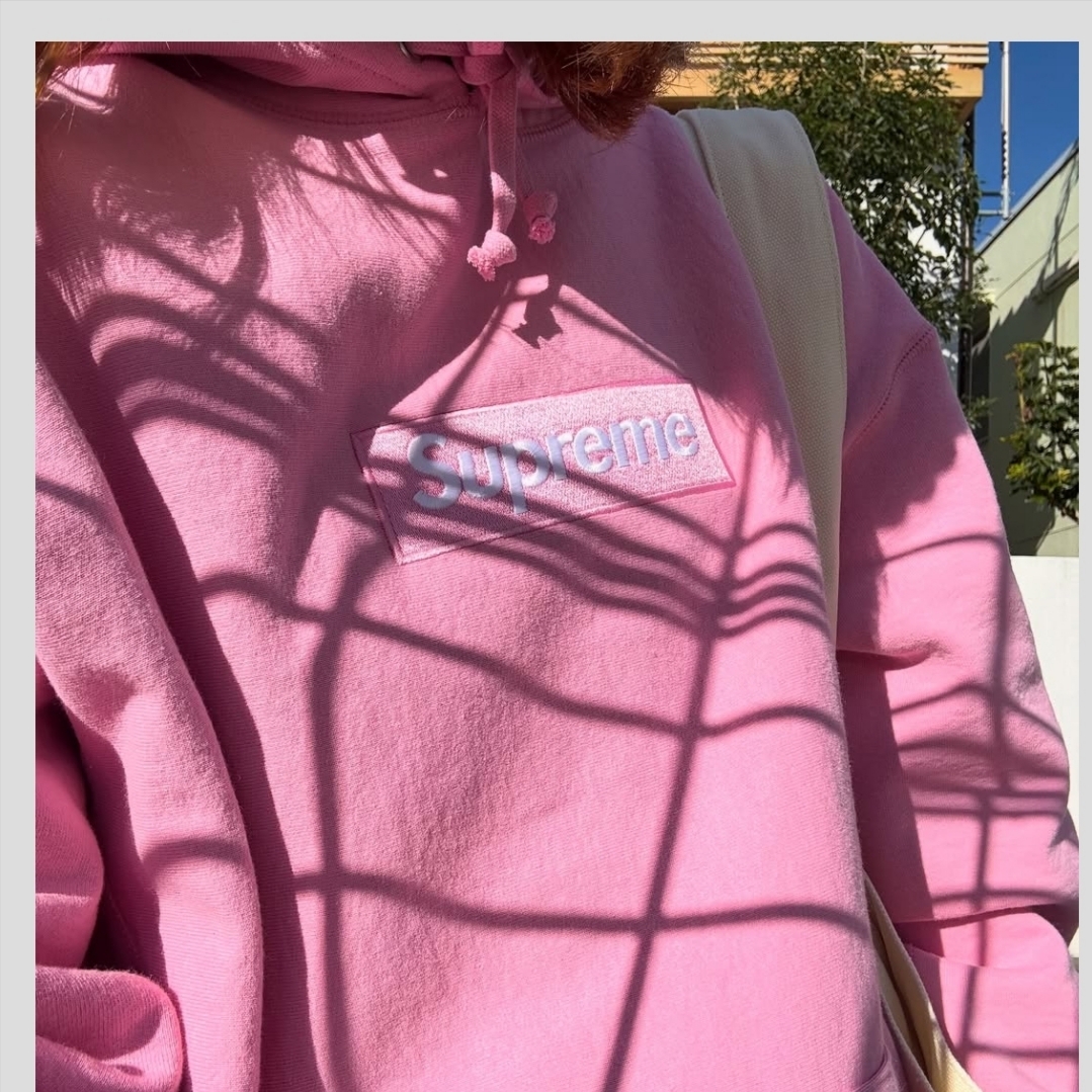 Supreme Box Logo Hooded Sweatshirt Dusty Pink - 24FW, Supreme Lasered Denim Camp Cap White - 24FW 착용 스타일 - 8