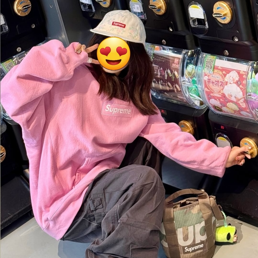 Supreme Box Logo Hooded Sweatshirt Dusty Pink - 24FW, Supreme Lasered Denim Camp Cap White - 24FW 착용 스타일 - 2