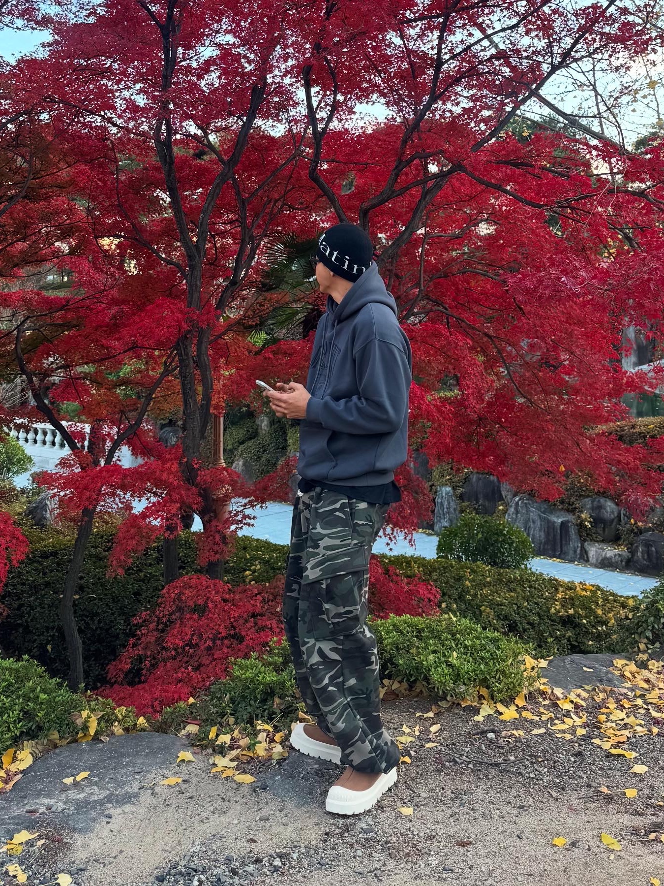 UGG Tasman Weather Hybrid Chestnut Whitecap, Matin Kim Logo Jacquard Short Beanie Black 착용 스타일 - 2