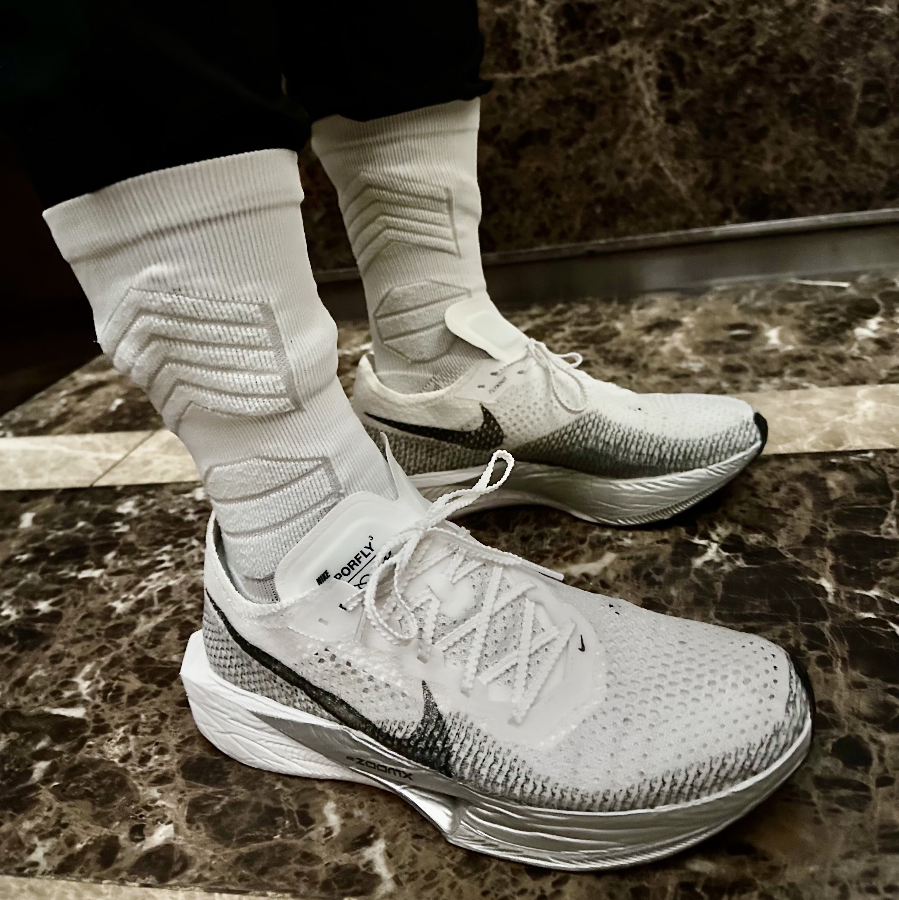 On Running Lightweight Cap Black, Nike ZoomX Vaporfly Next% 3 White Grey 착용 스타일 - 2