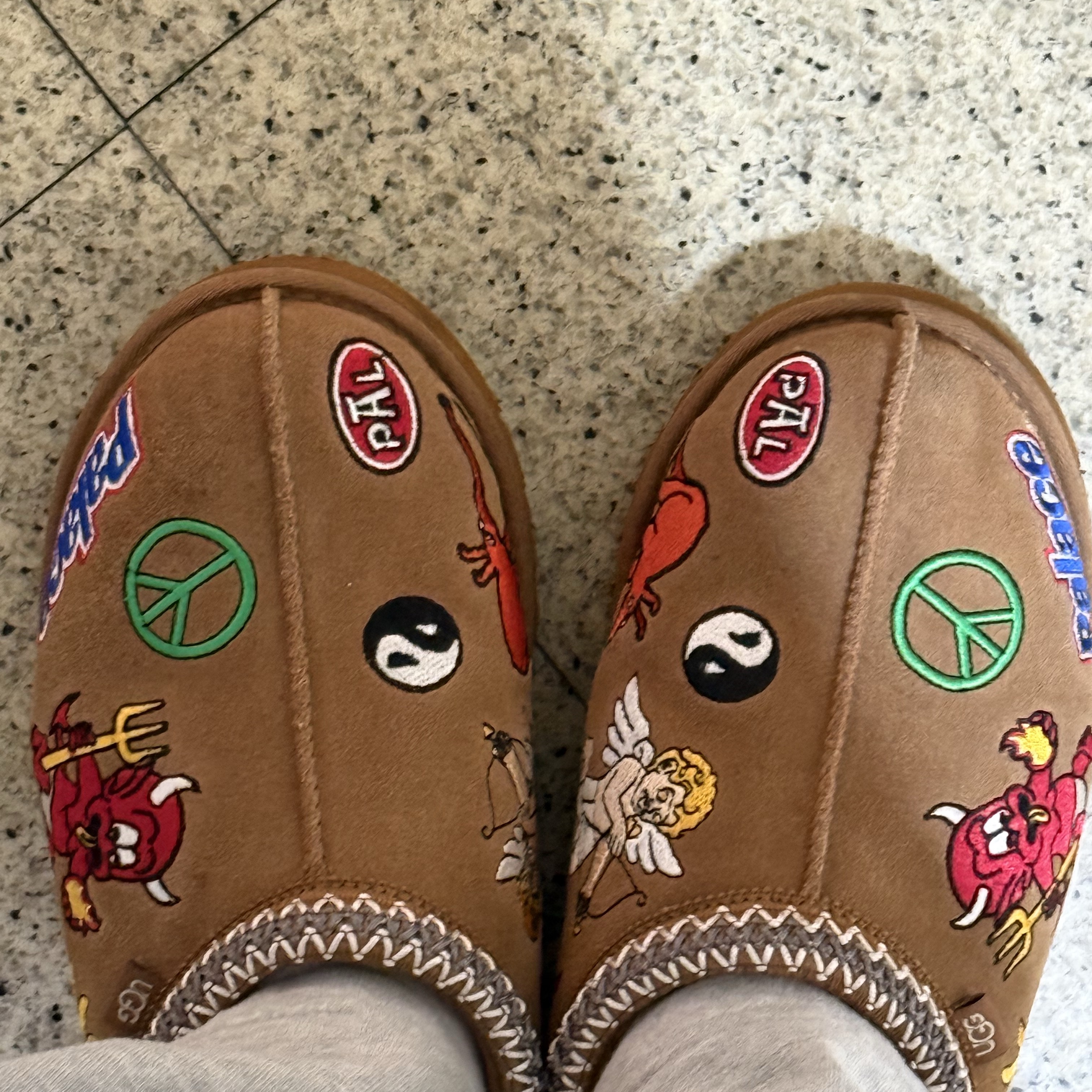 UGG x Palace Tasman Slipper Chestnut 착용 스타일
