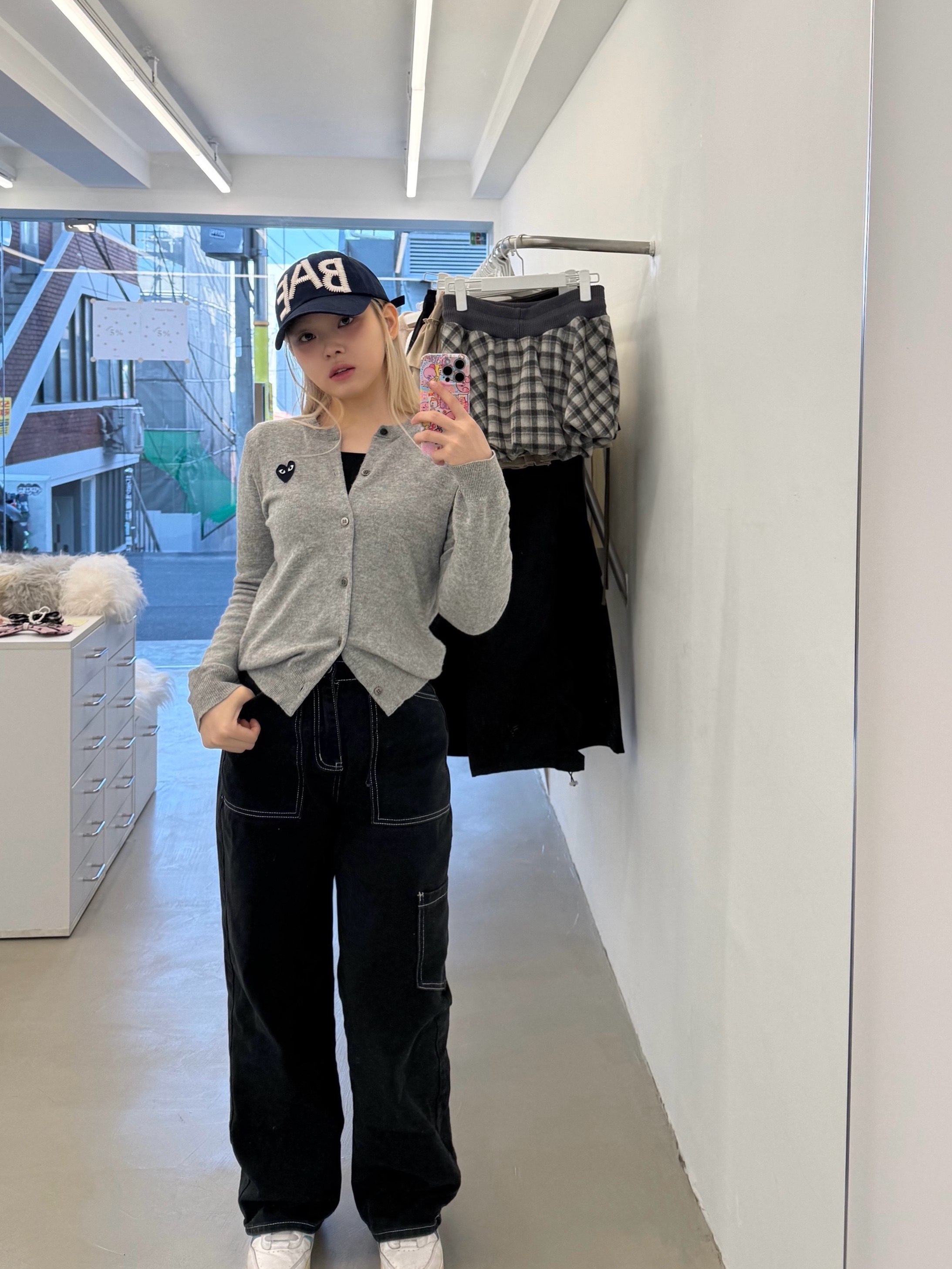 Play Comme des Garcons Black Heart Knit Cardigan Grey 착용 스타일