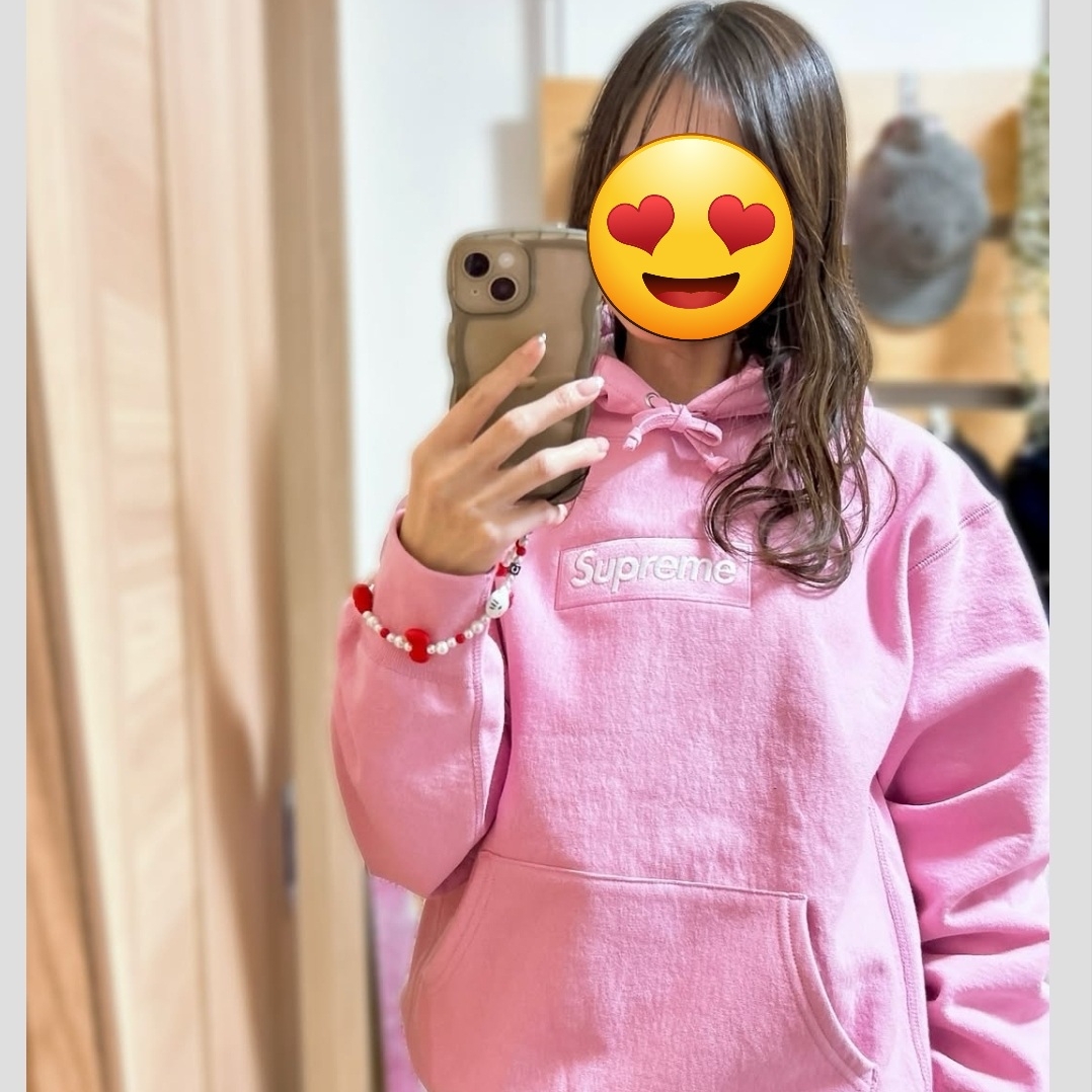 Supreme Box Logo Hooded Sweatshirt Dusty Pink - 24FW, Supreme Lasered Denim Camp Cap White - 24FW 착용 스타일 - 4