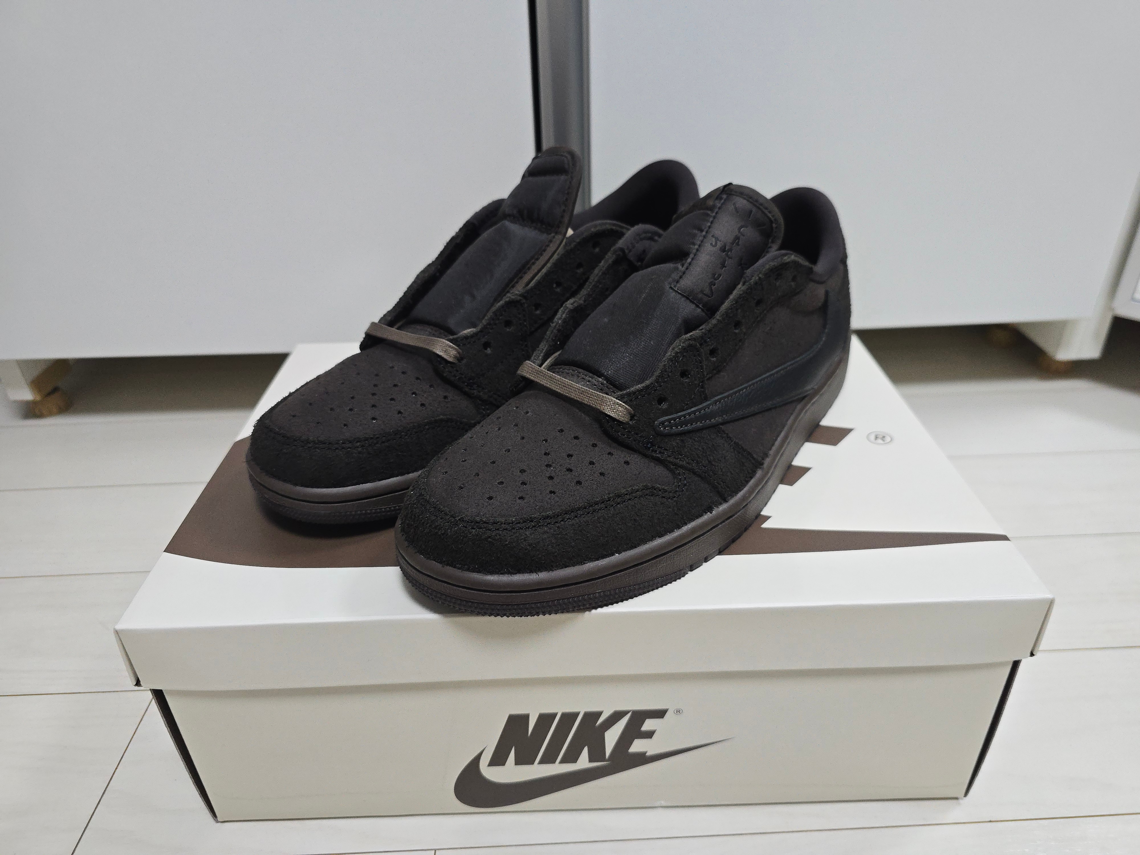 Jordan 1 x Travis Scott Retro Low OG SP Velvet Brown and Dark Mocha 착용 스타일