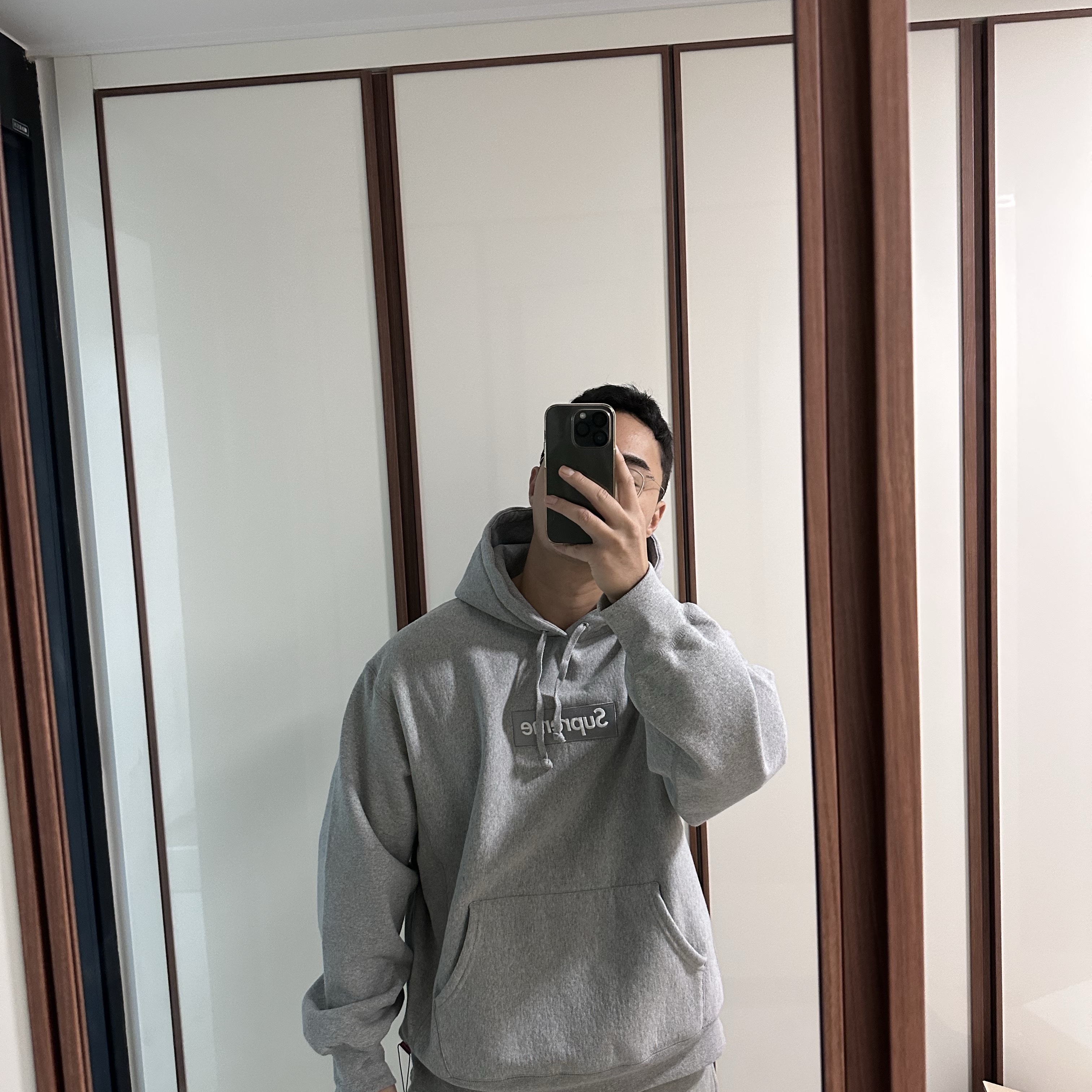 Supreme Box Logo Hooded Sweatshirt Heather Grey - 24FW, Supreme Box Logo Hooded Sweatshirt Navy - 24FW 착용 스타일 - 2