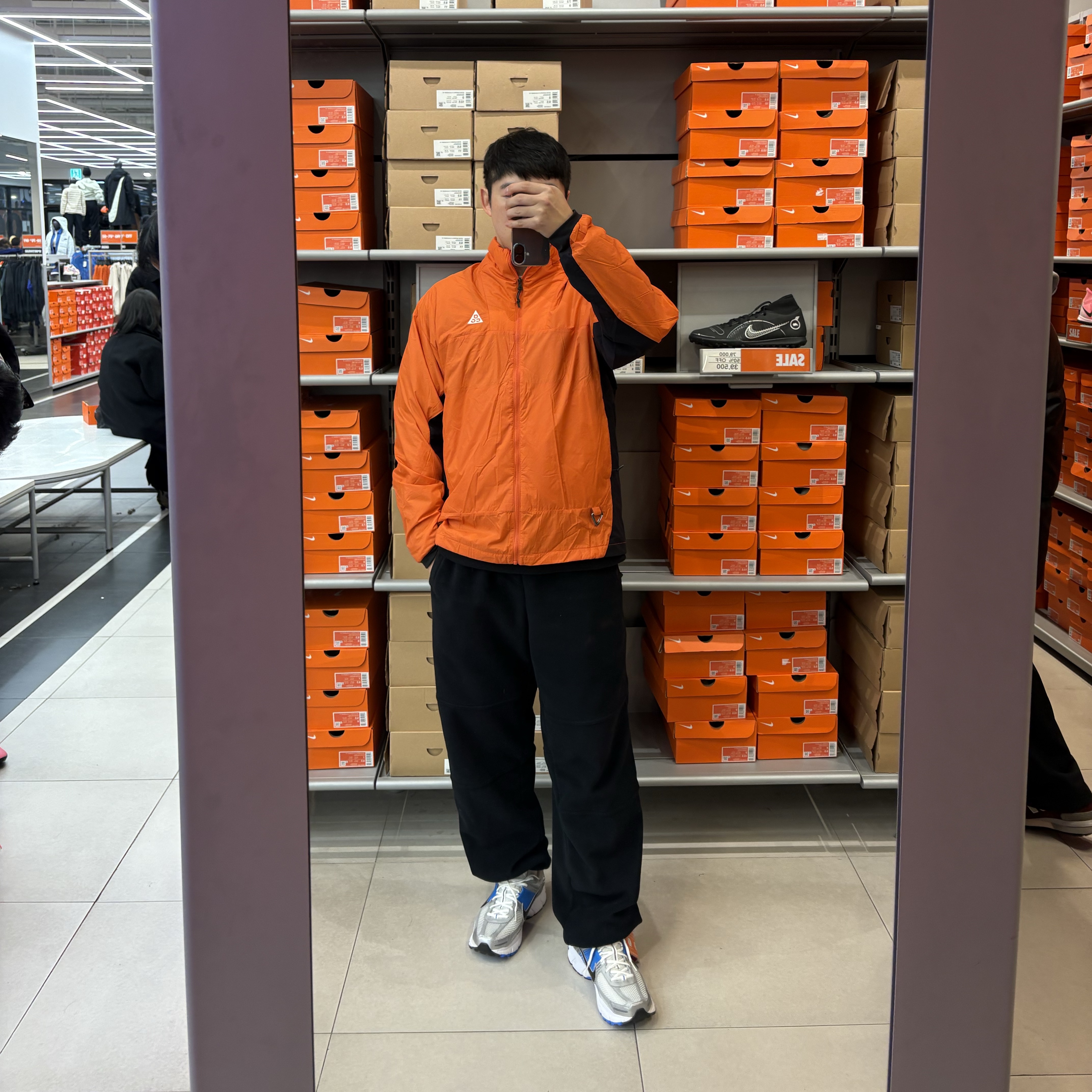 Nike ACG Sierra Light Jacket Cosmic Clay Black - Asia, Nike Zoom Vomero 5 Metallic Silver Photo Blue 착용 스타일