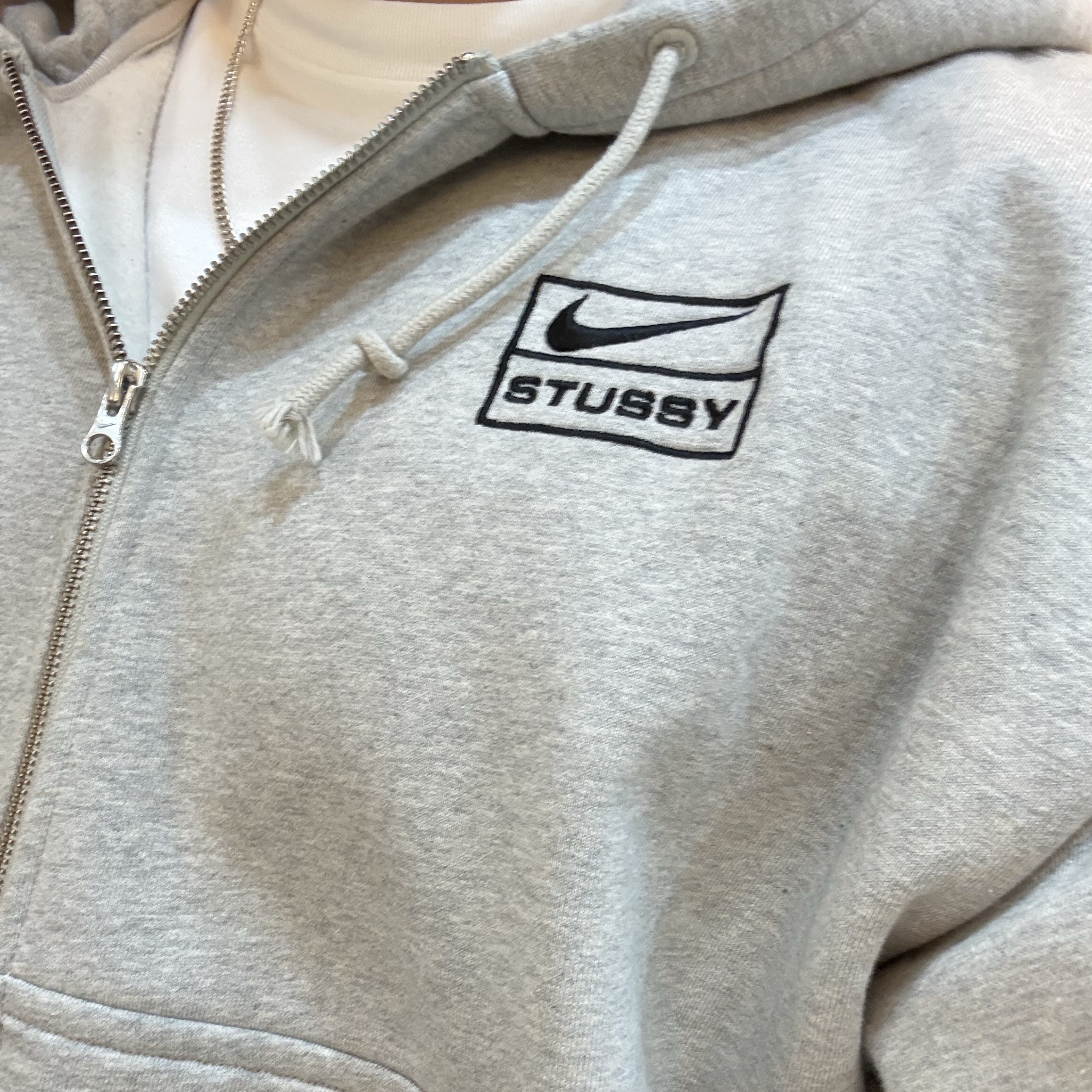 Nike x Stussy Full Zip Fleece Hoodie Grey Heather (FJ9181-050) 착용 스타일
