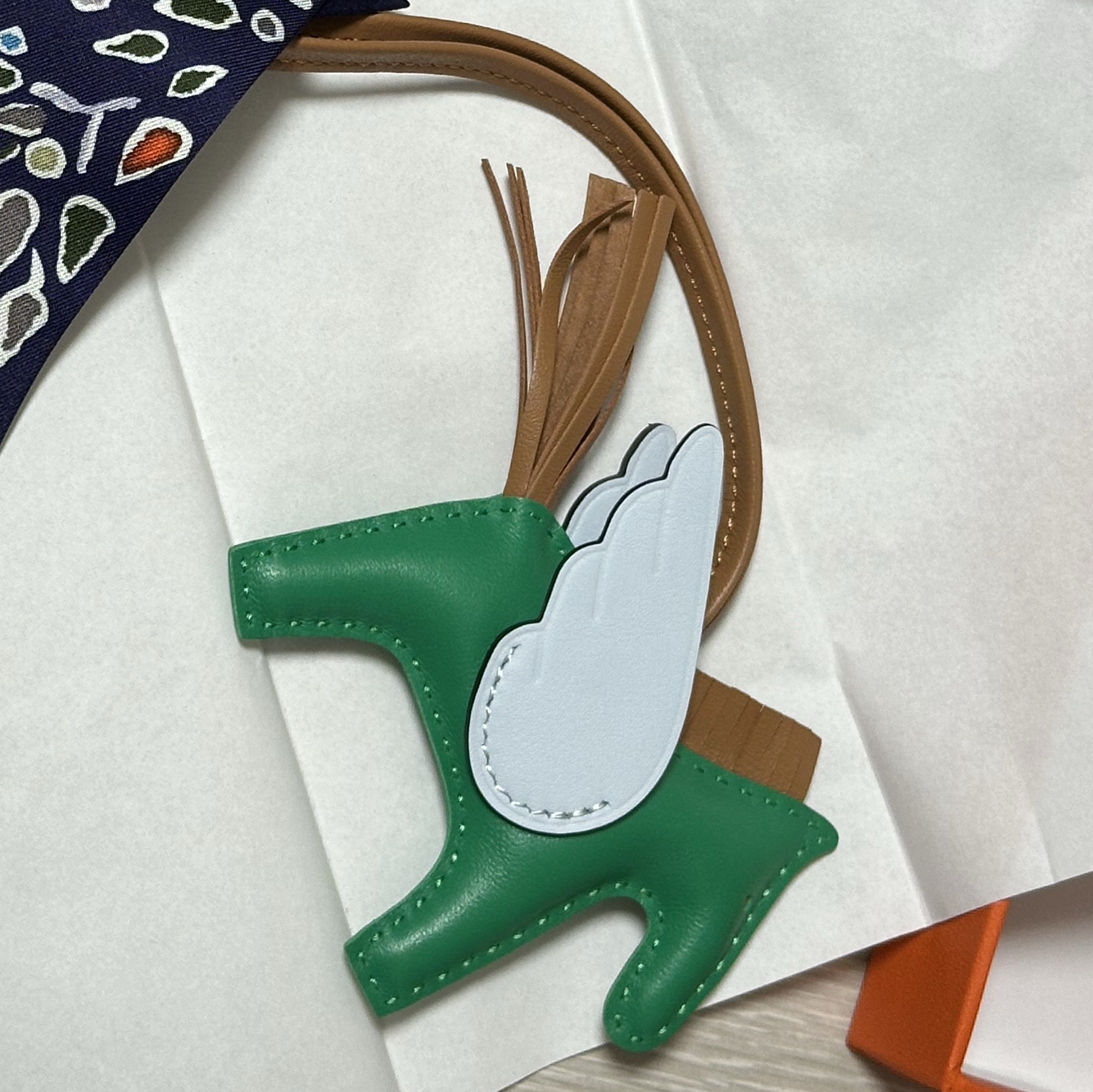 Hermes Rodeo Pegase PM Charm Milo Swift & Menthe Sesame Bleu Brume 착용 스타일