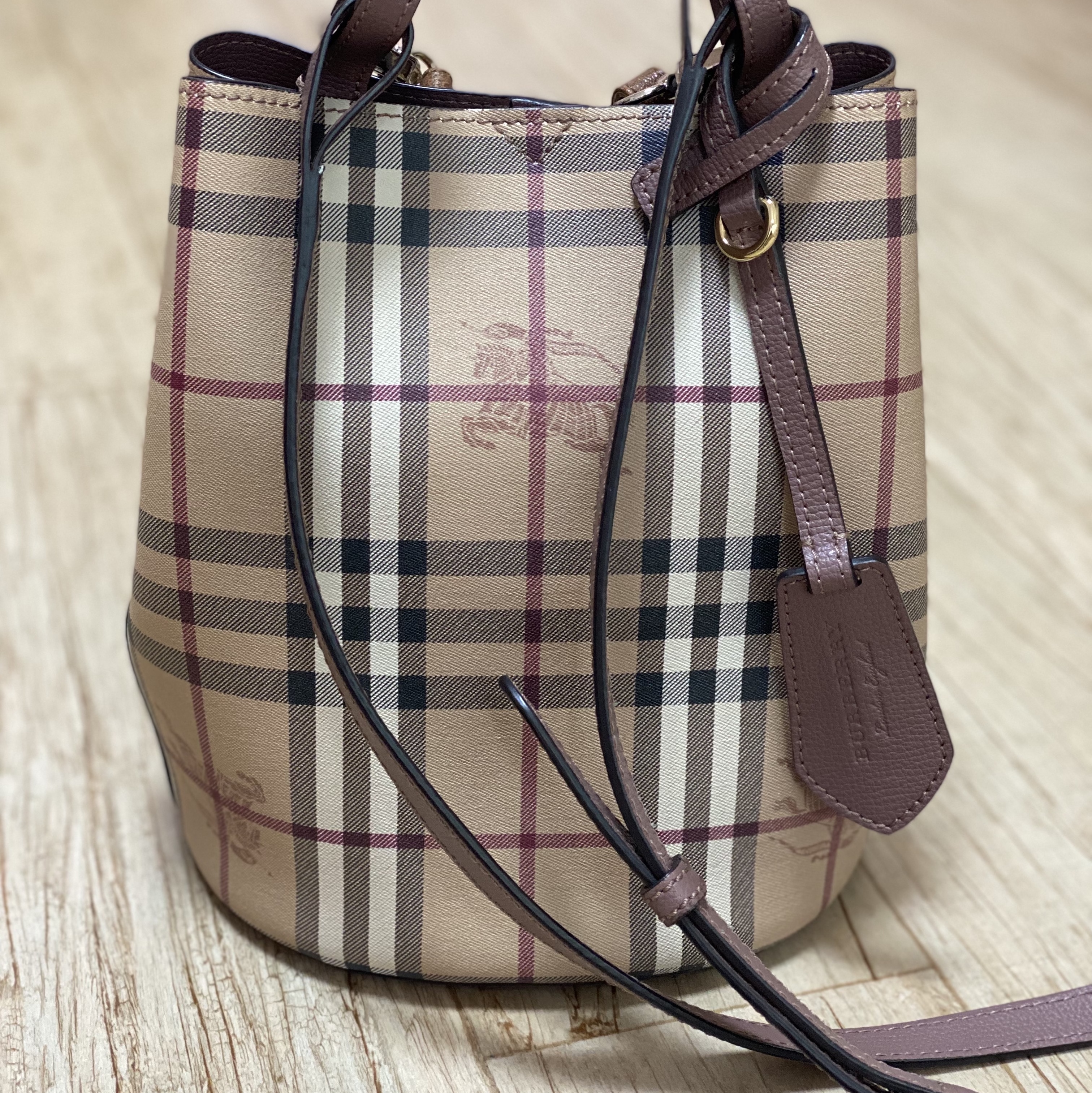 Burberry Haymarket Check Lorne Bucket Crossbody Bag Light Elderberry 착용 스타일
