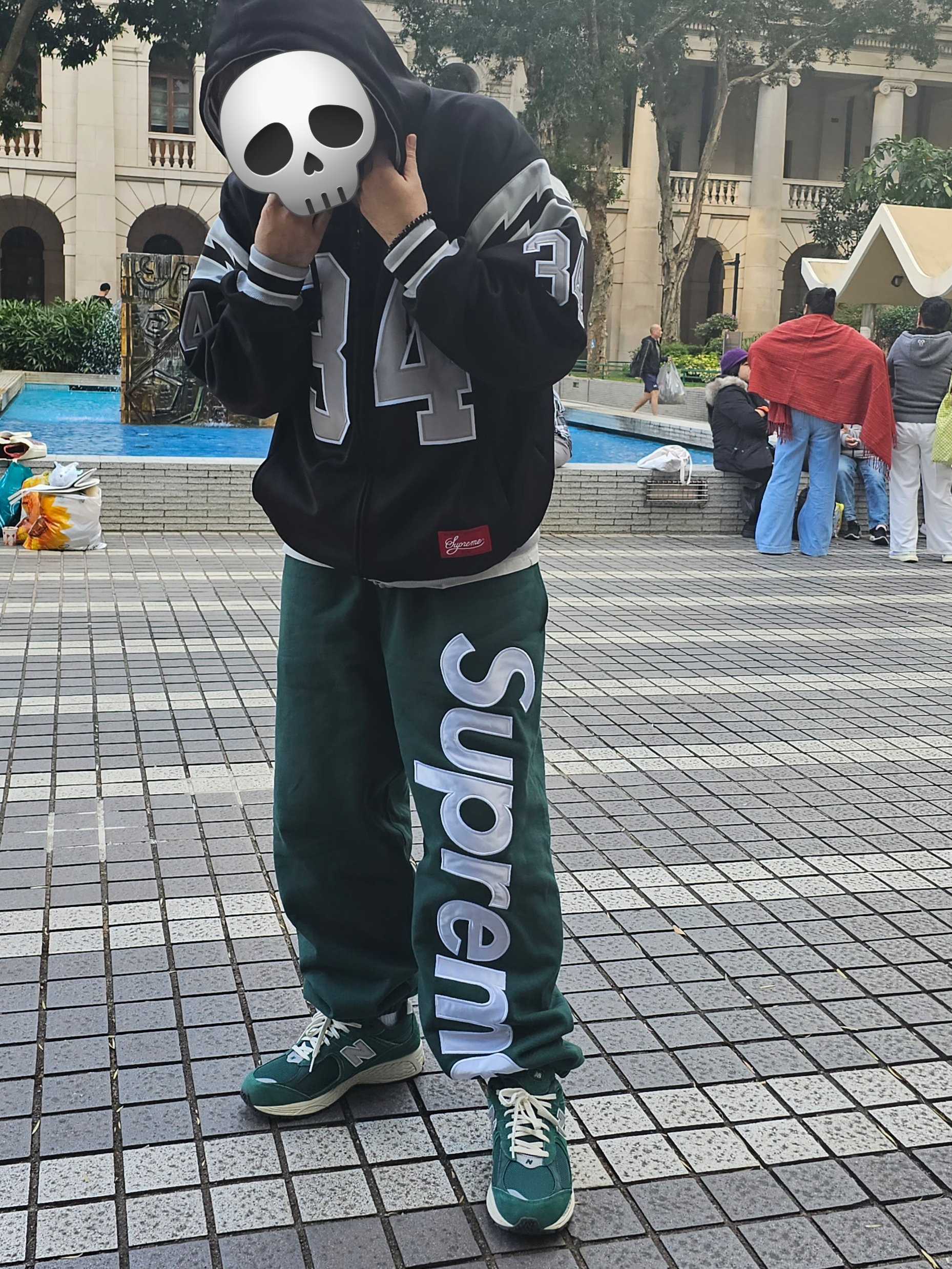 Supreme Football Zip Up Hooded Sweatshirt Black - 24SS, Supreme Satin Applique Sweatpants Dark Green - 24FW 착용 스타일 - 1