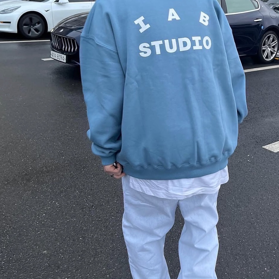 IAB Studio Crewneck Sky Blue 착용 스타일