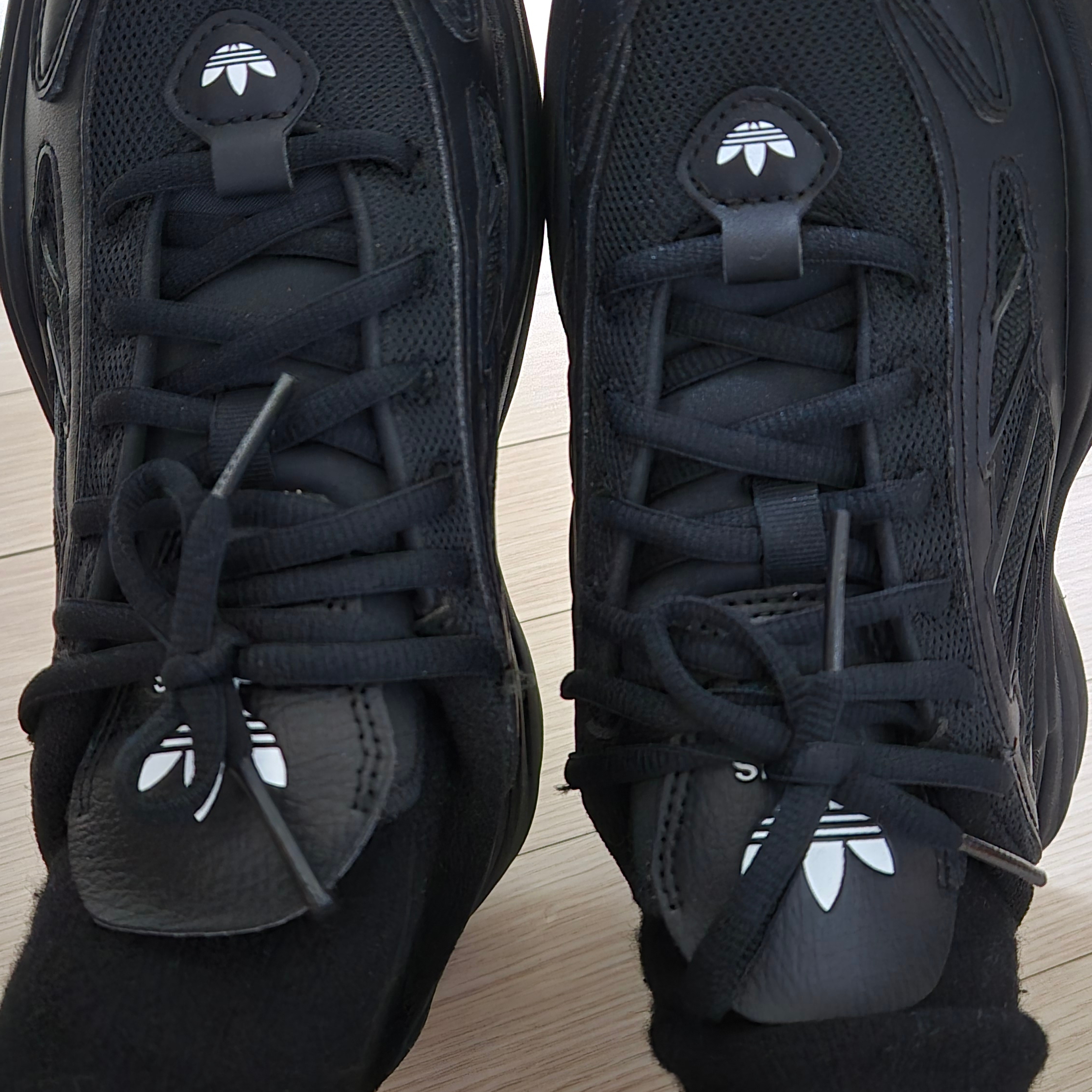 (W) Adidas Ozgaia Core Black 착용 스타일 - 1