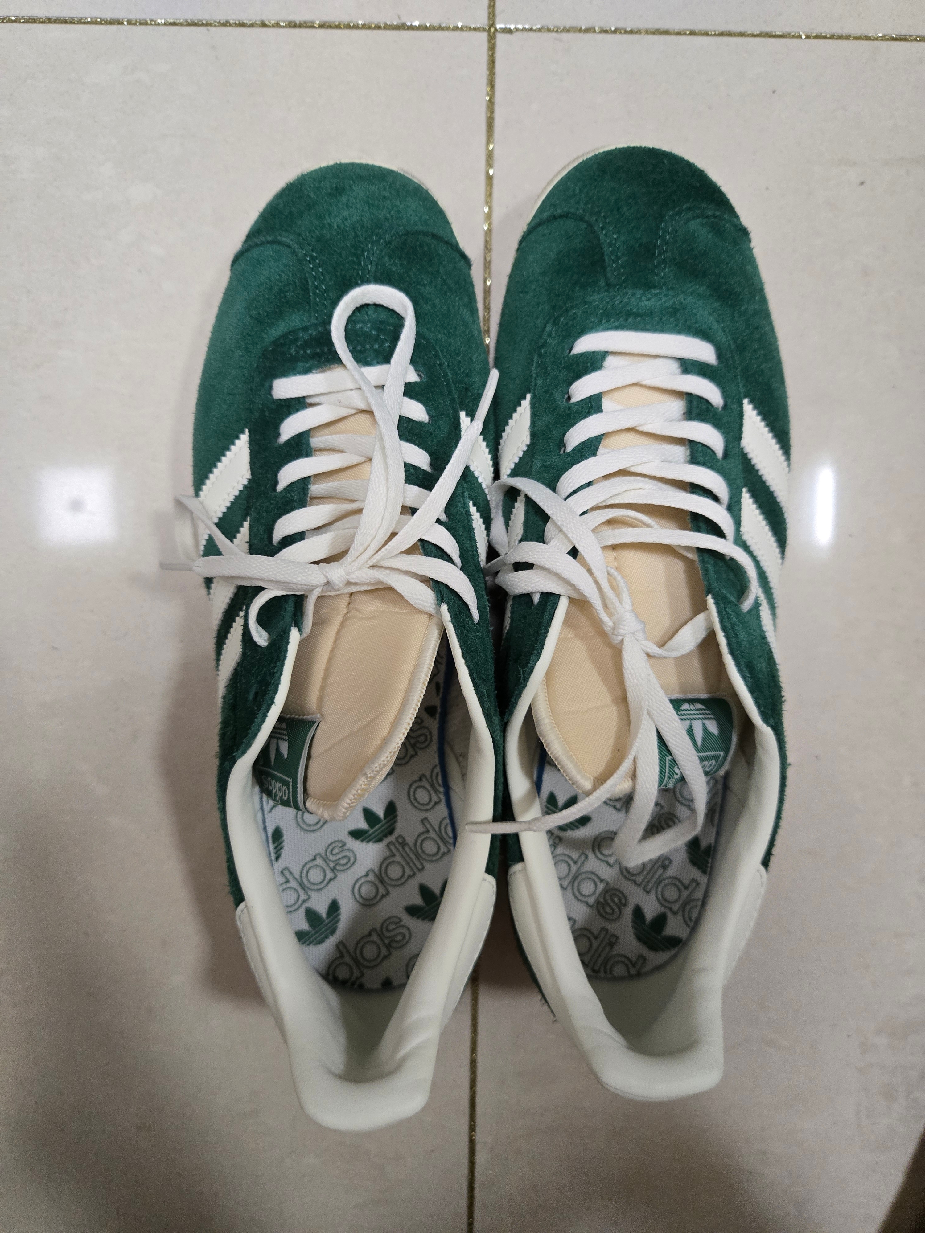 Adidas Gazelle Dark Green Cream White 착용 스타일
