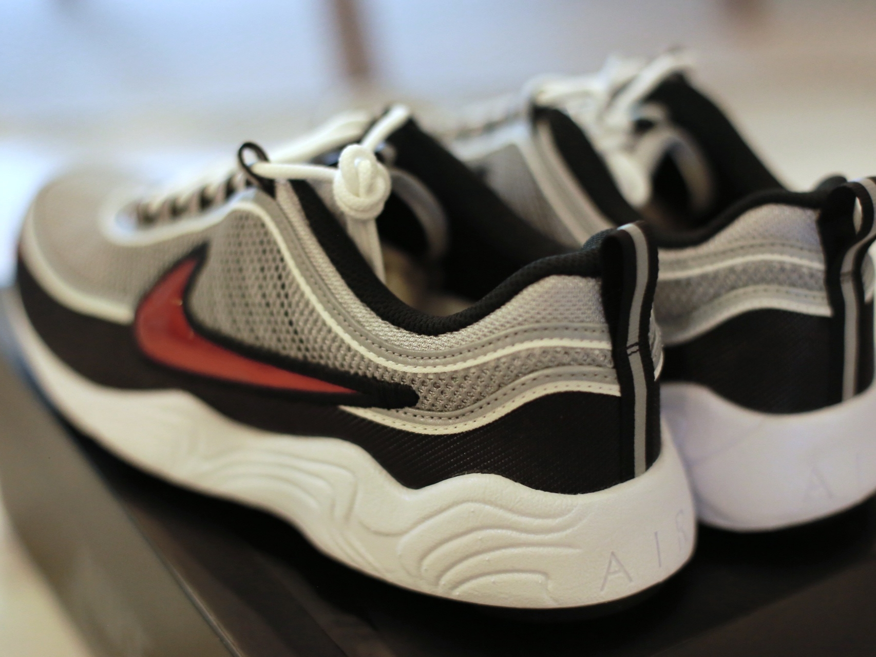 Nike Air Zoom Spiridon Metallic Silver and Sport Red 2024 착용 스타일 - 3