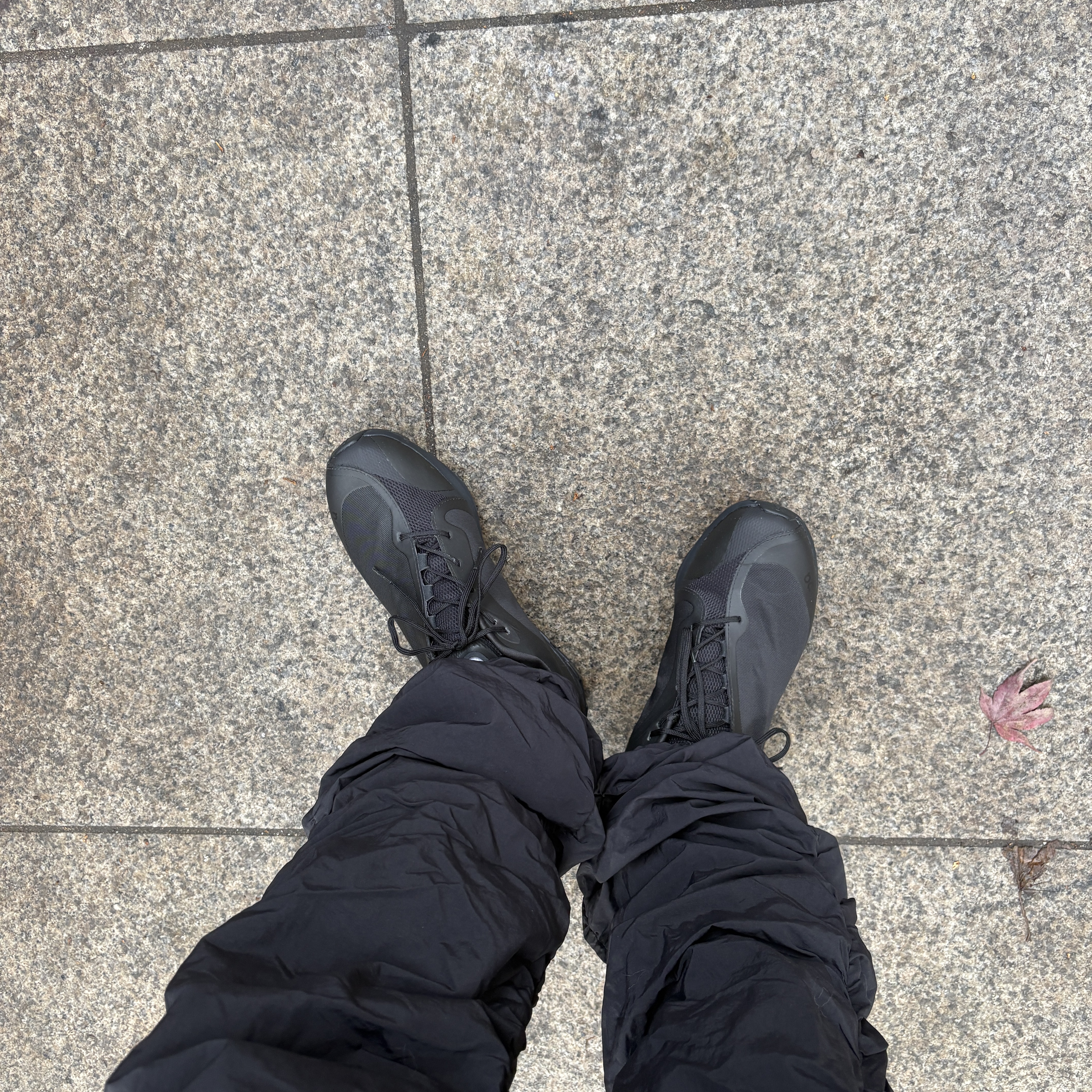 On Running x Post Archive Faction (Paf) Cloudventure Peak All Black 착용 스타일
