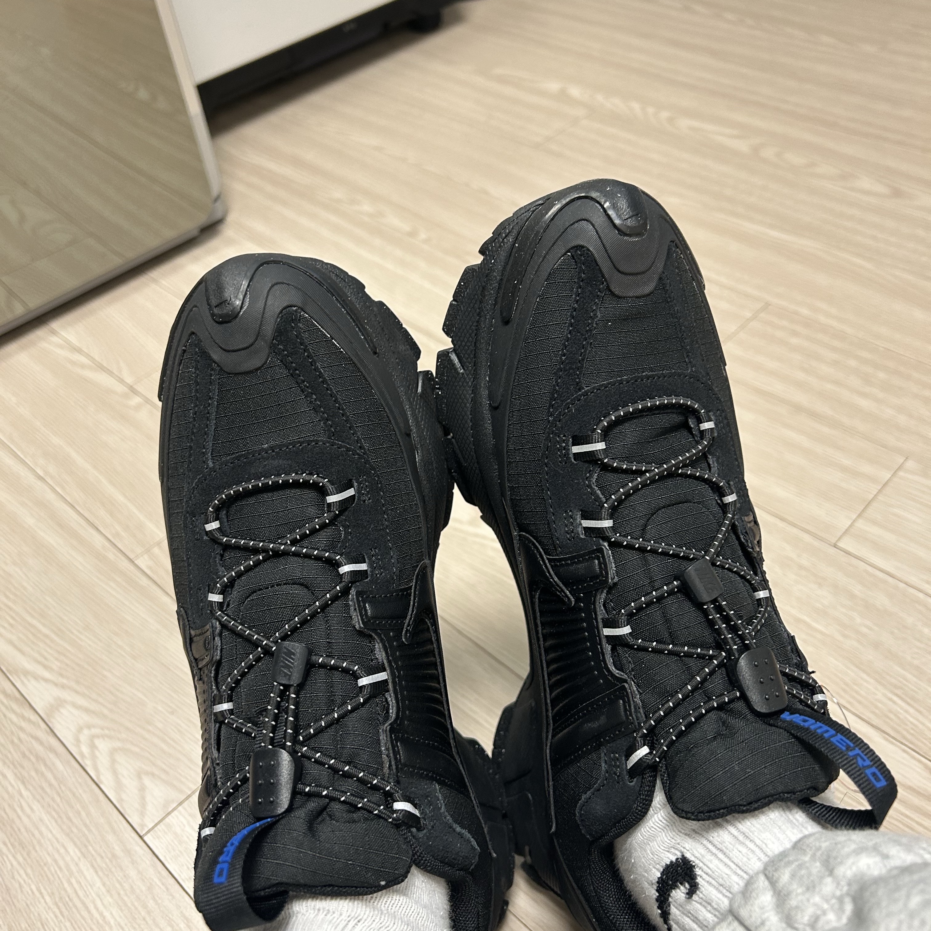 Nike Zoom Vomero Roam Black Racer Blue 착용 스타일 - 2
