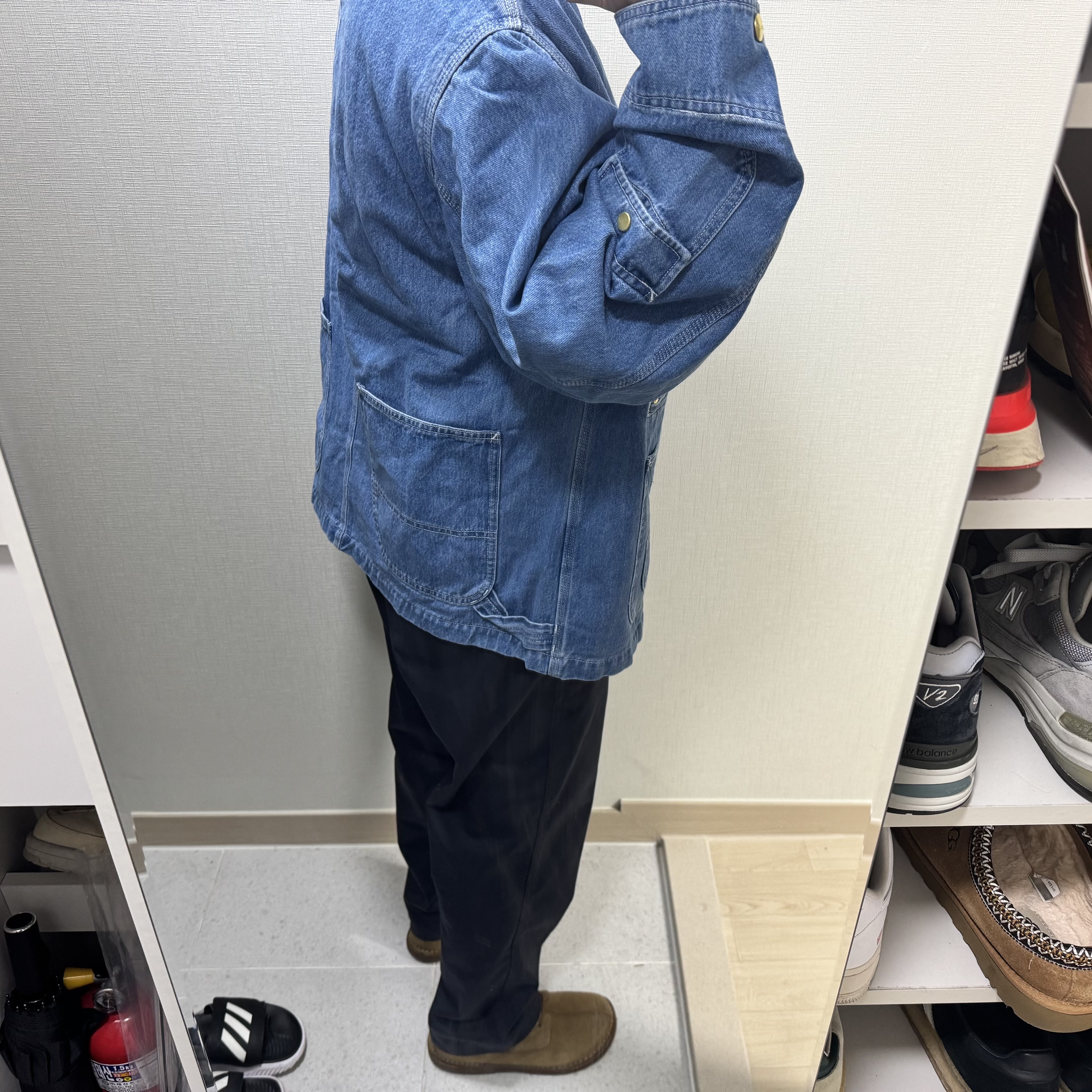 Carhartt WIP x Invincible Denim Chore Coat Max Stone Washed Blue 착용 스타일 - 3