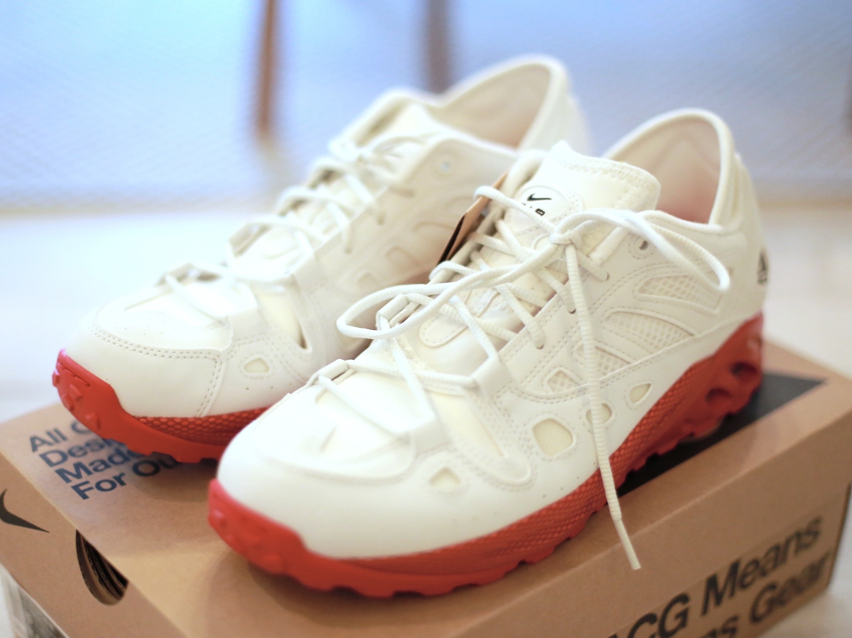 Nike ACG Air Exploraid Summit White University Red 착용 스타일 - 2