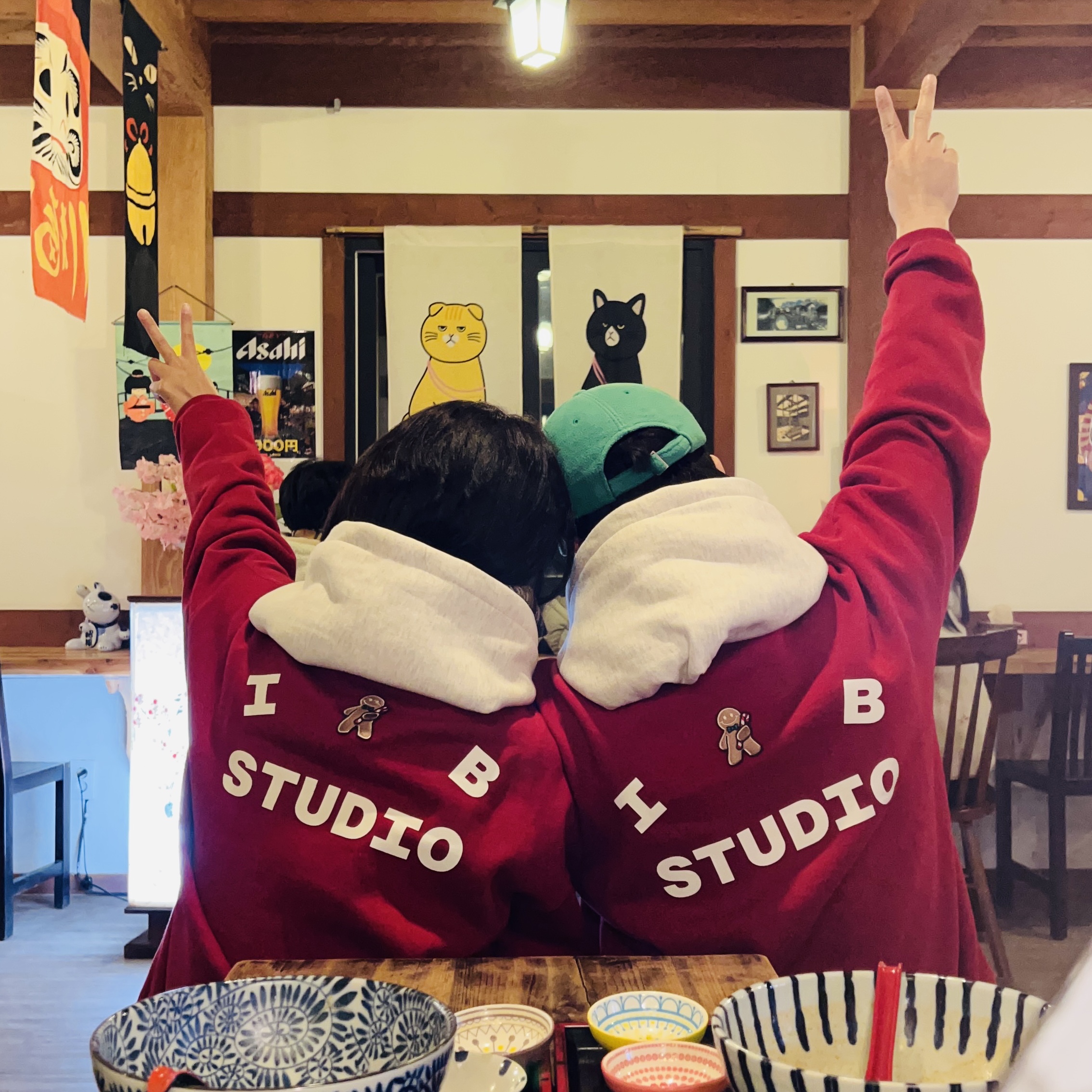 IAB Studio 24 Christmas Hoodie Burgundy Oatmeal 착용 스타일