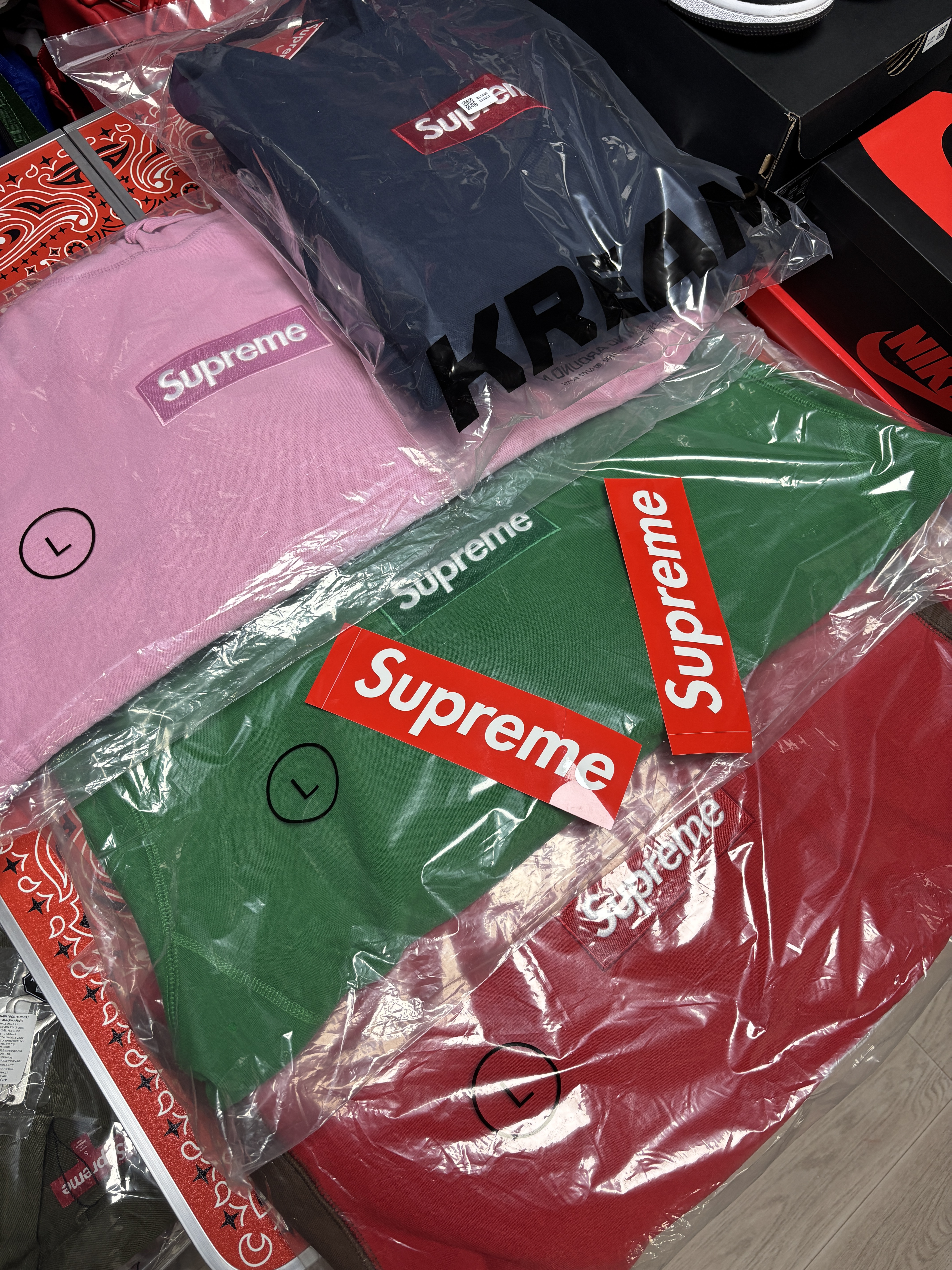 Supreme Box Logo Hooded Sweatshirt Navy - 24FW, Supreme Box Logo Hooded Sweatshirt Green - 24FW 착용 스타일