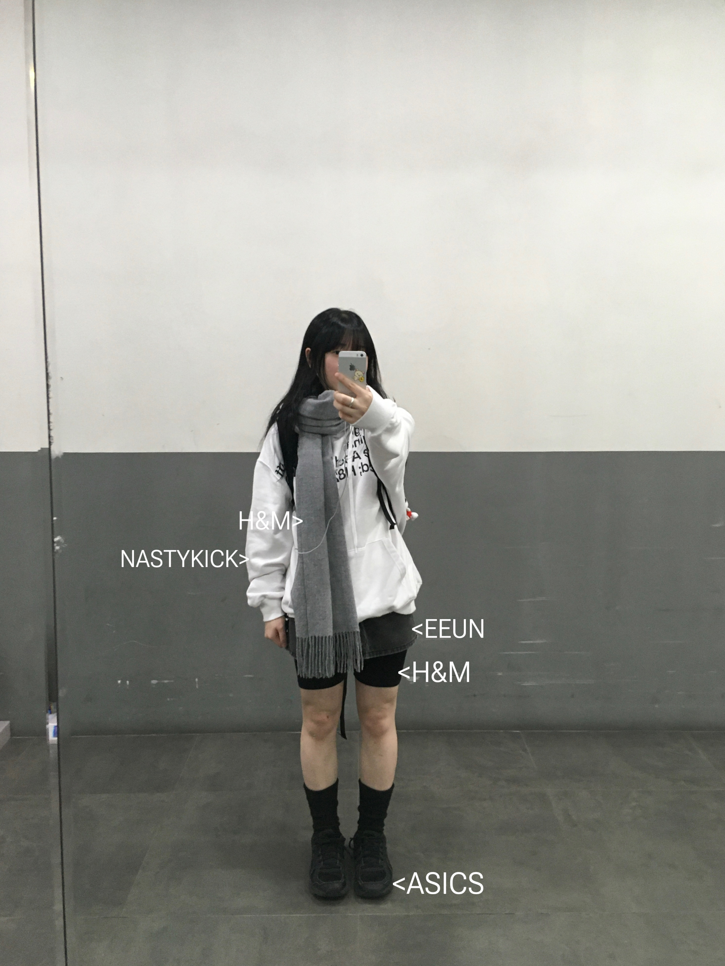 (W) UGG Mini Platform Boots Black, Sou Sou Canvas Soft Gamaguchi Bag (Double Layer) 착용 스타일 - 5