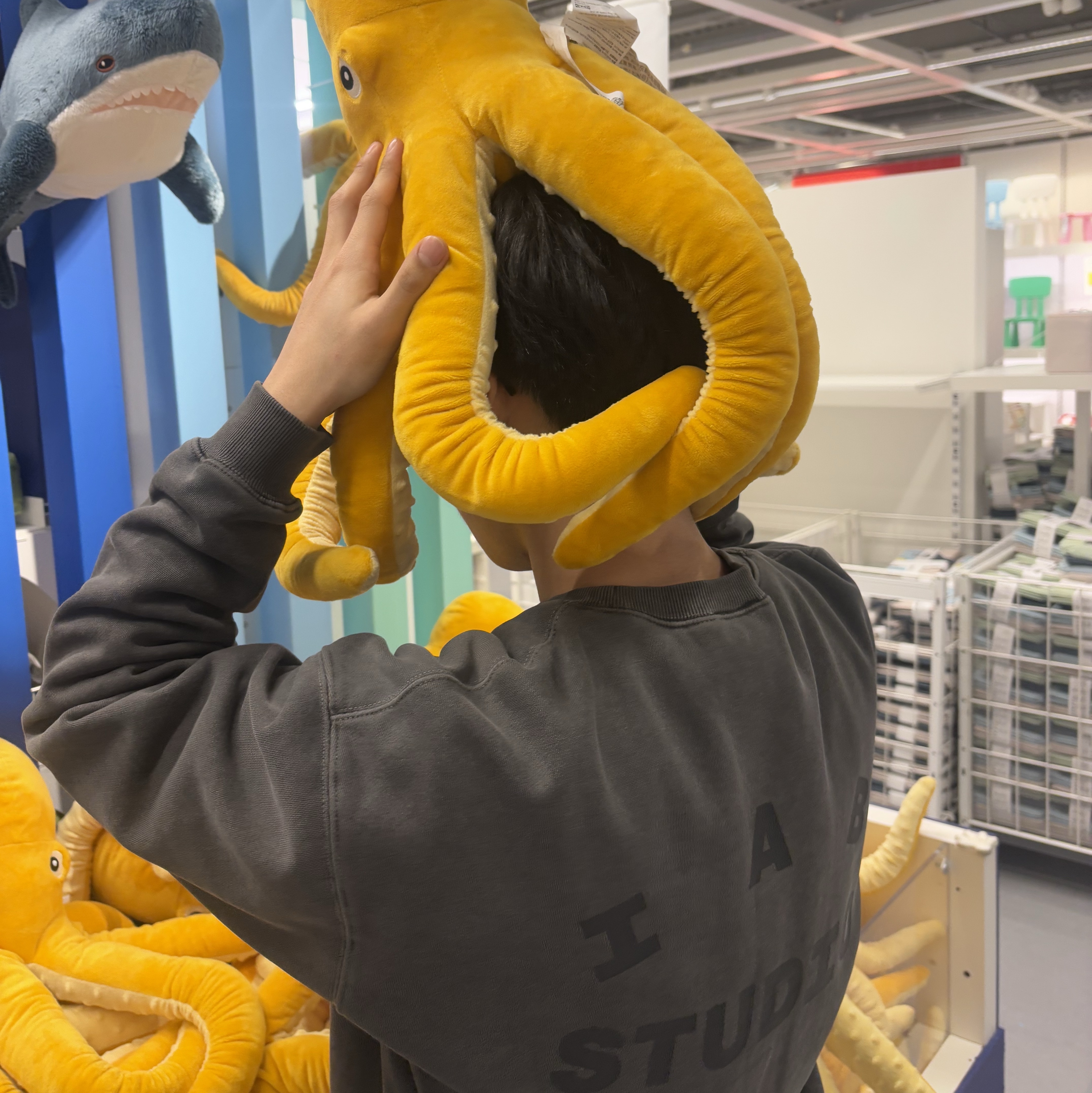 IAB Studio Pigment Sweatshirt & Mini Bag Black 착용 스타일 - 2