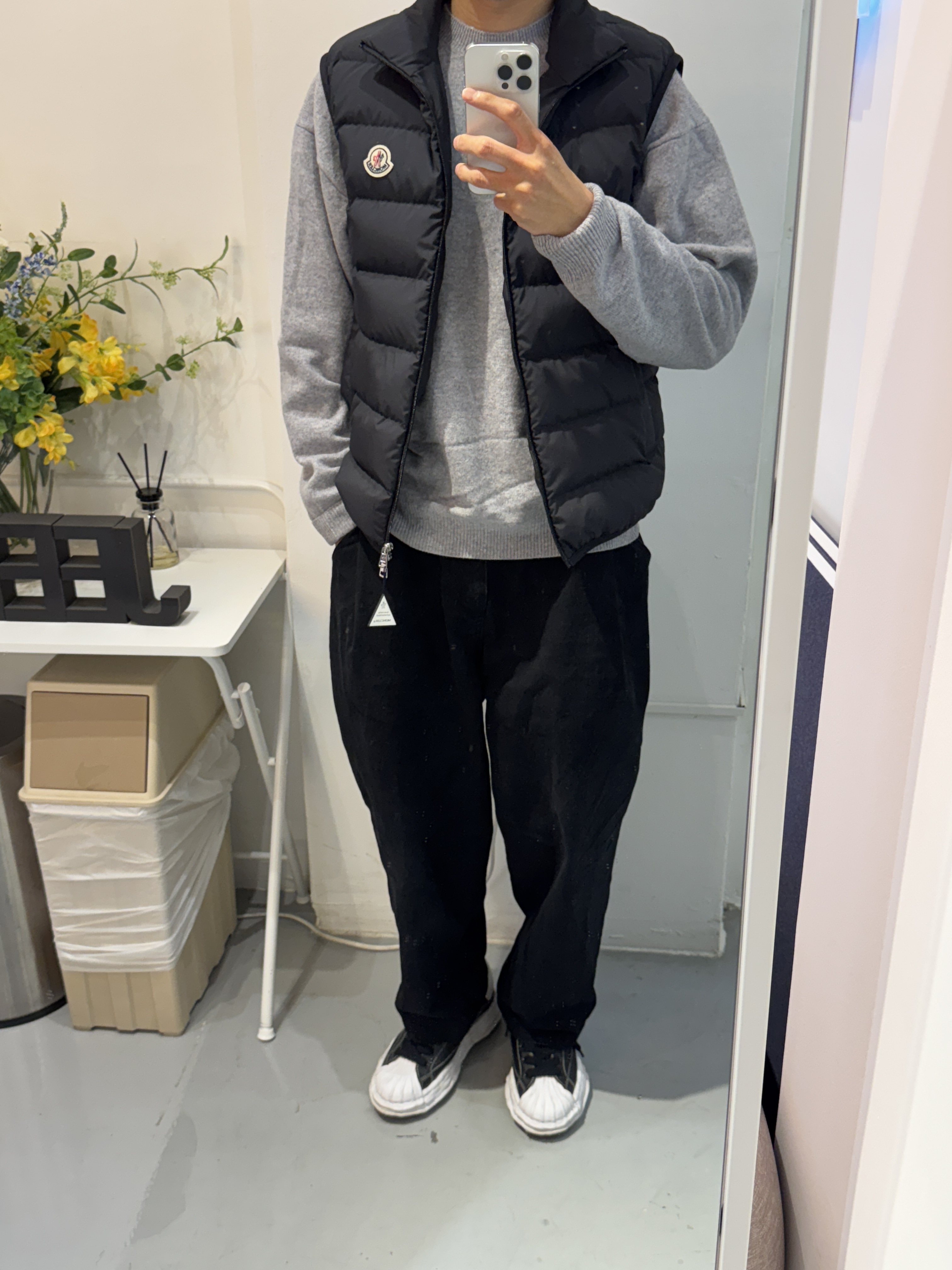 Kenzo Boke Flower Crest Embroidered Wool Jumper Pearl Grey, Maison Mihara Yasuhiro Blakey OG Sole Leather Low-top Sneakers Black 착용 스타일