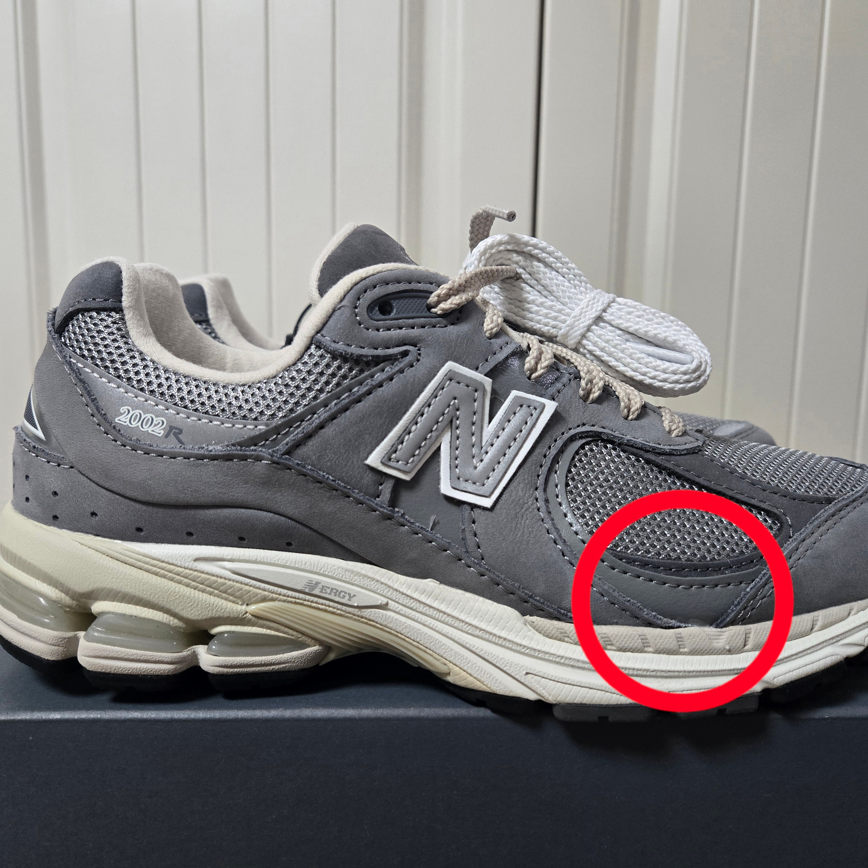 New Balance 2002R Premium Vintage Grey 착용 스타일 - 1