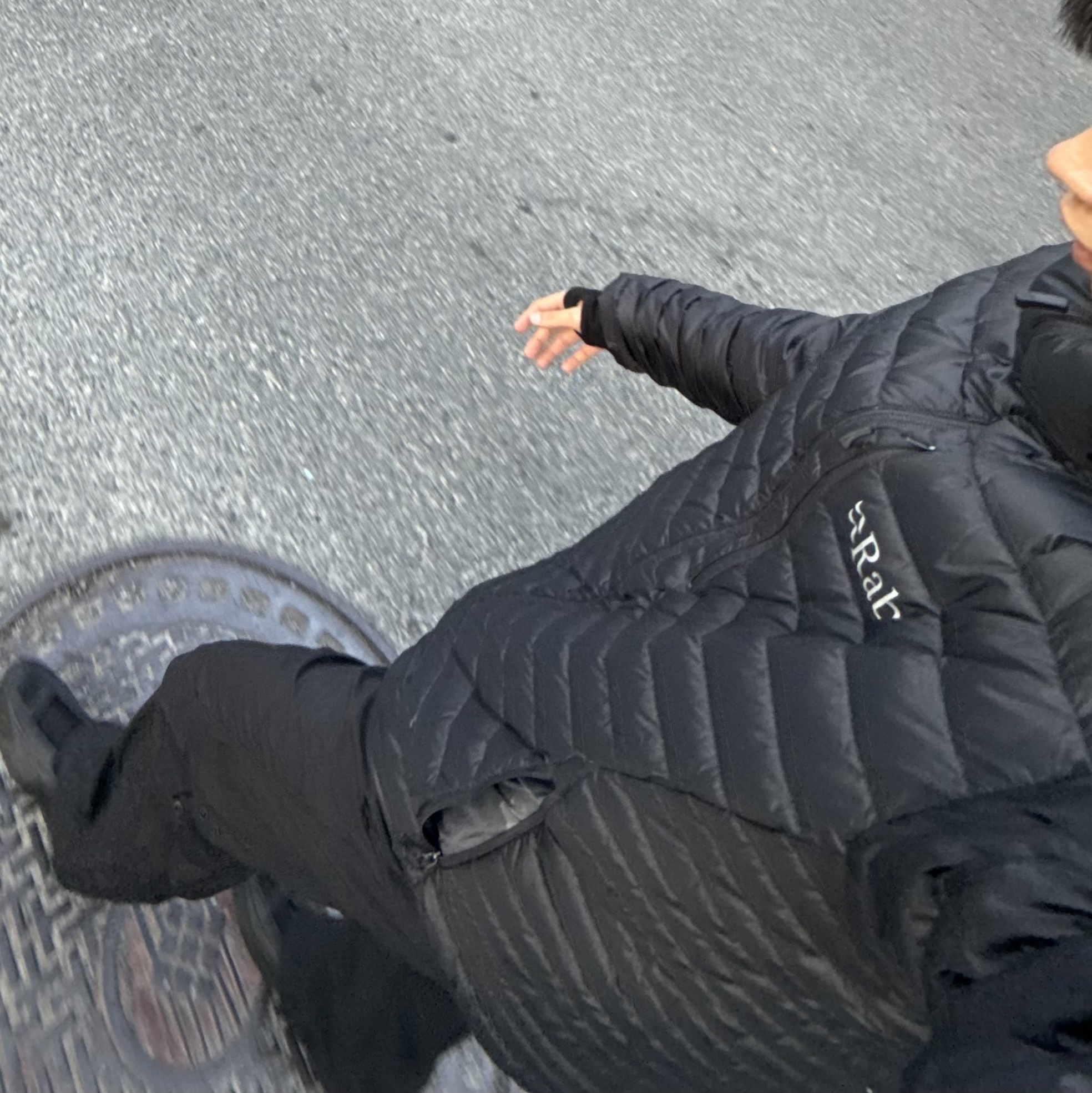 (W) Nike Shox R4 Black, Rab Microlight Alpine Jacket Black 착용 스타일 - 1