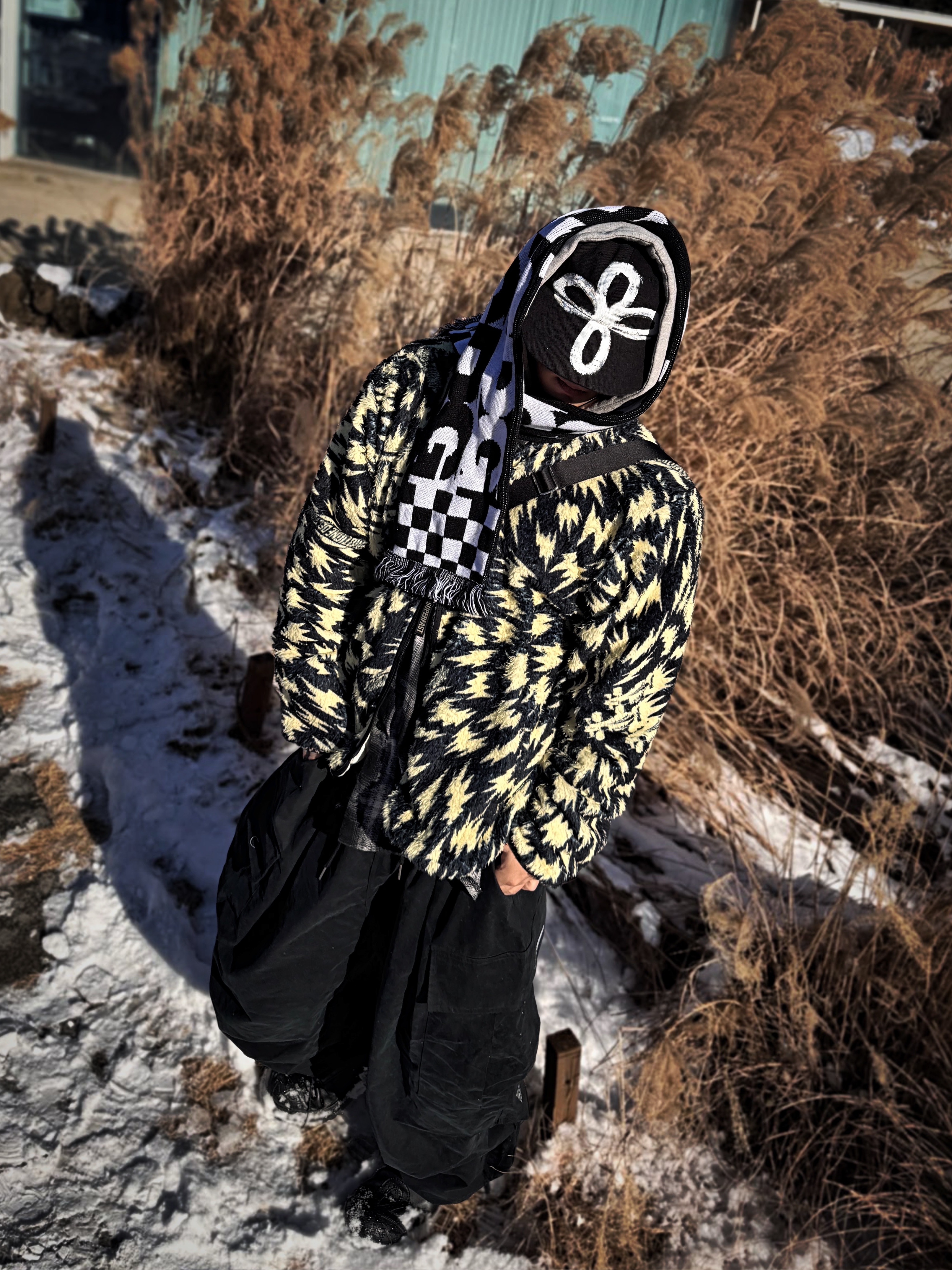 CDG Logo Check Muffler White Black 착용 스타일 - 2