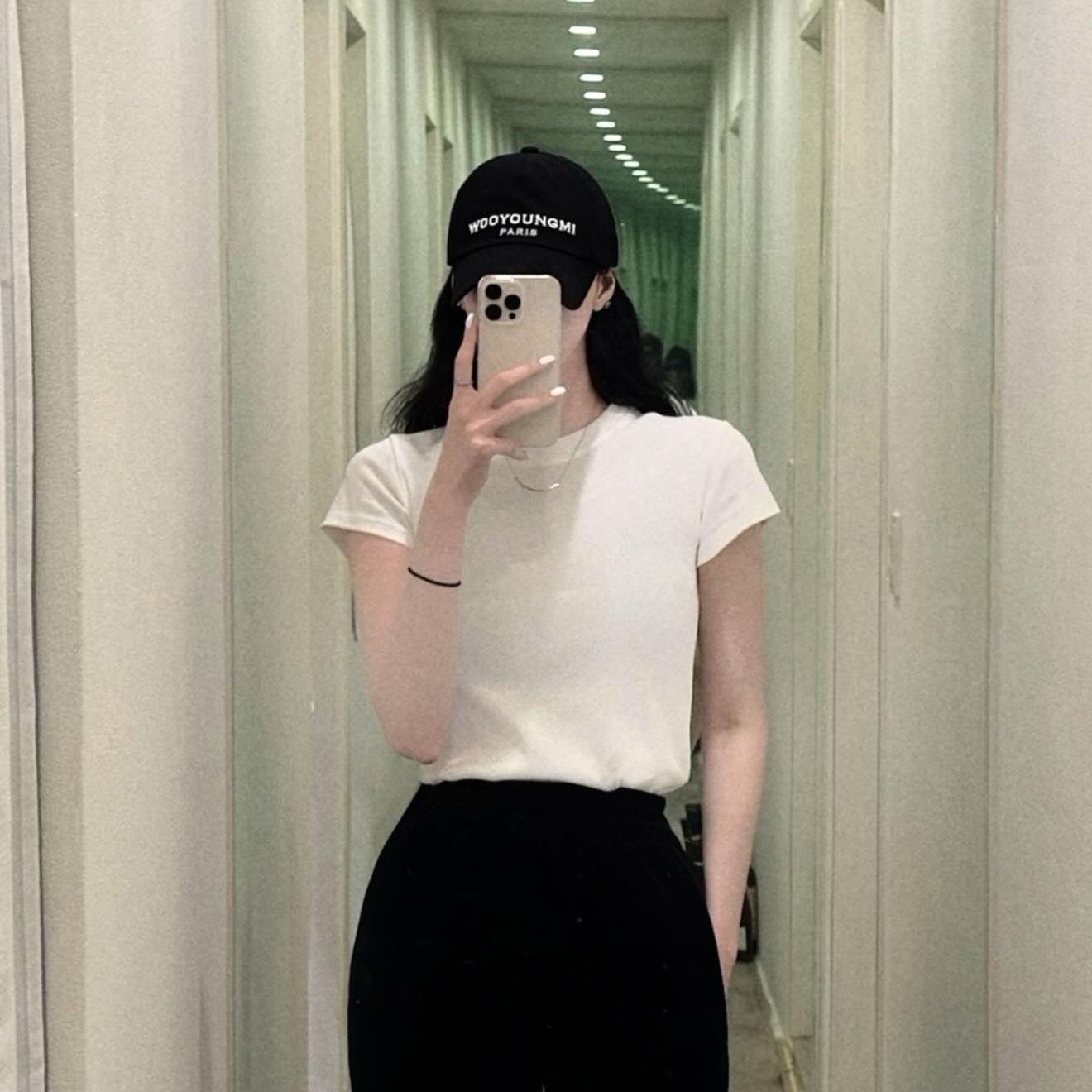 Wooyoungmi White Embroidered Logo Ball Cap Black 착용 스타일