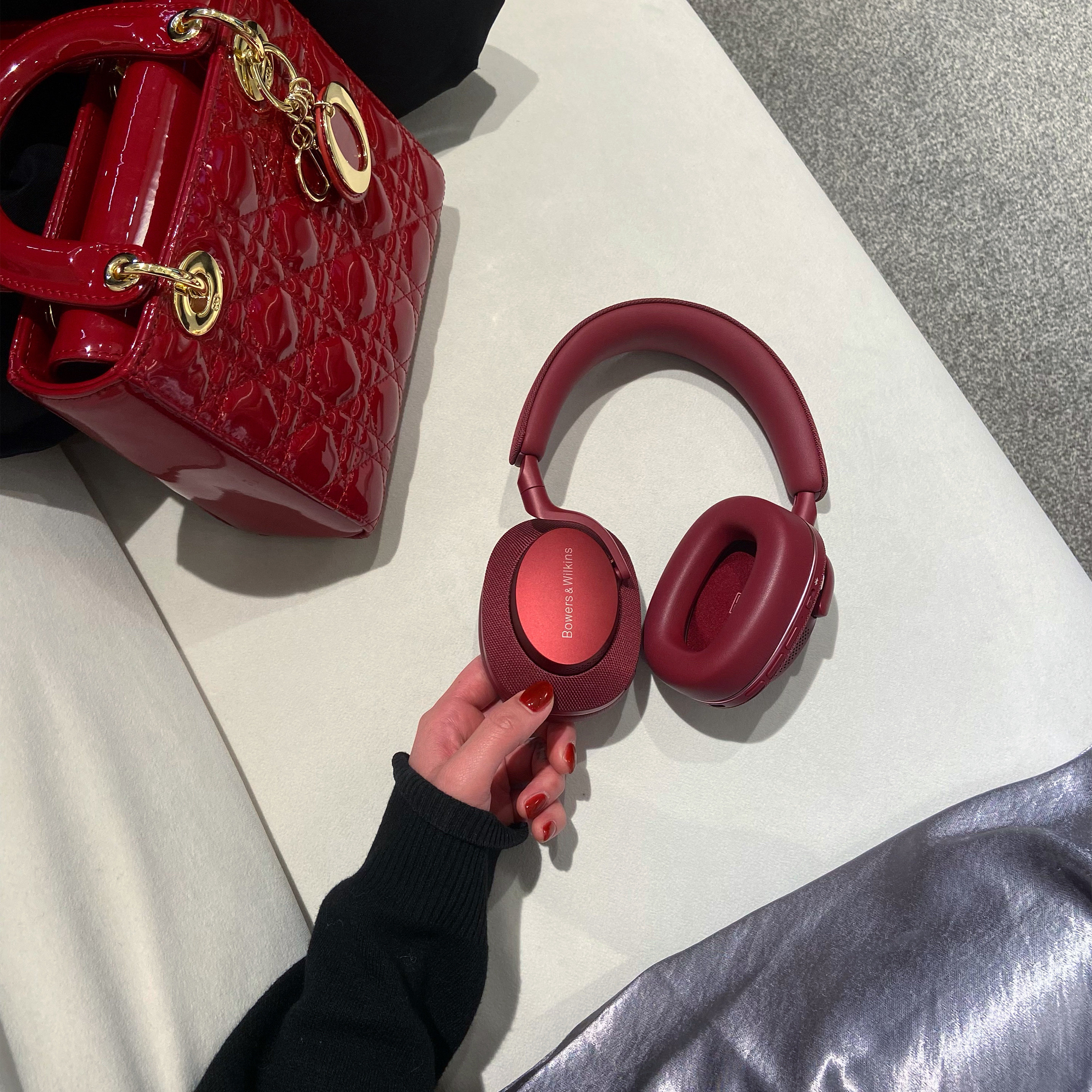Bowers & Wilkins PX7 S2e Ruby Red (Korean Ver.) 착용 스타일