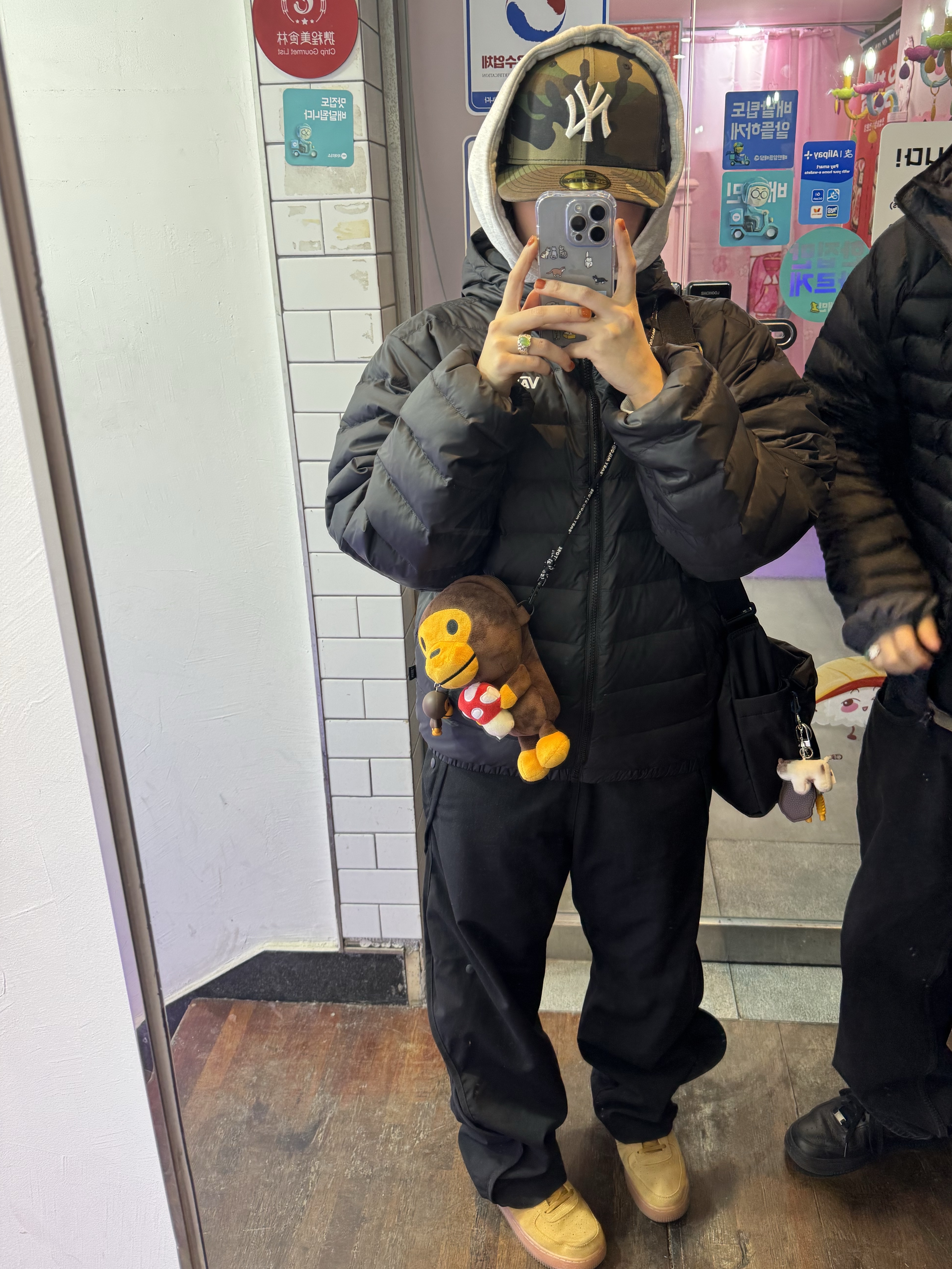 BAPE Baby Milo Plush Mobile Bag Brown 착용 스타일