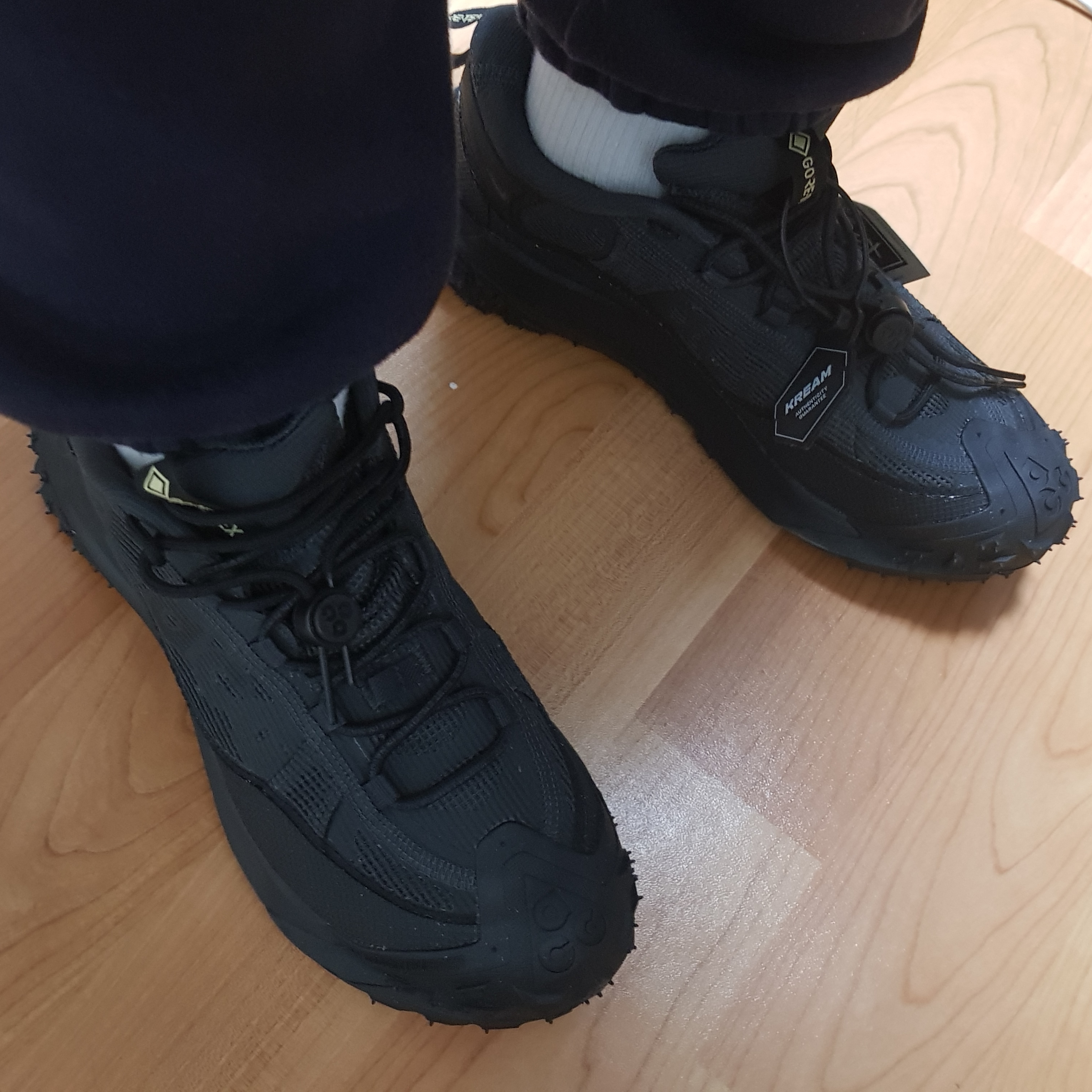 Nike ACG Mountain Fly 2 Low Gore-Tex Black and Dark Smoke Grey 착용 스타일