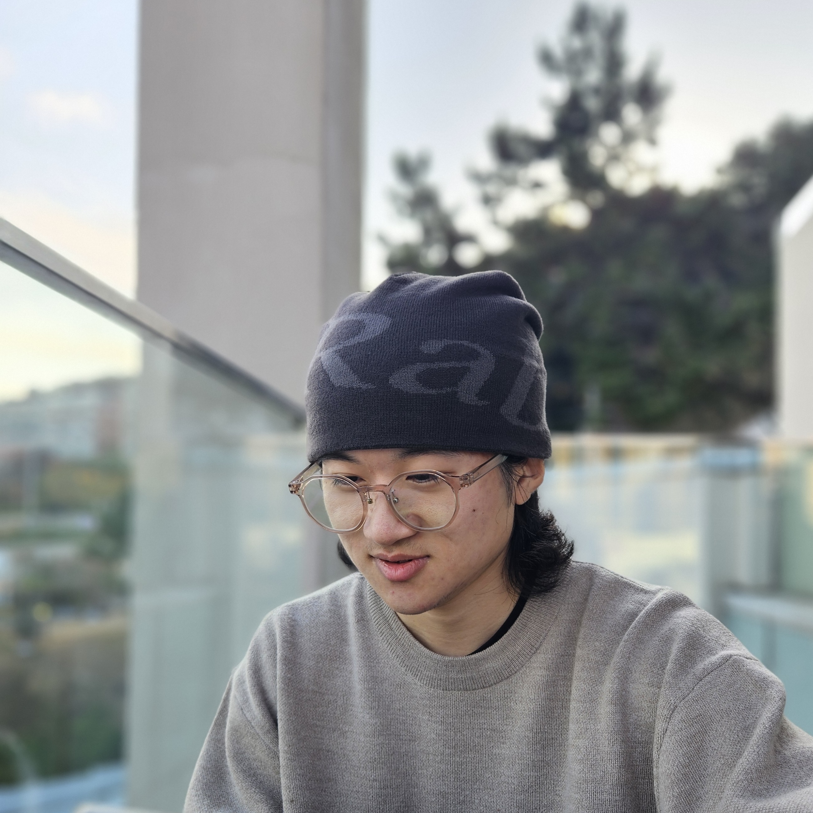 Rab Logo Beanie Anthracite Granite 착용 스타일