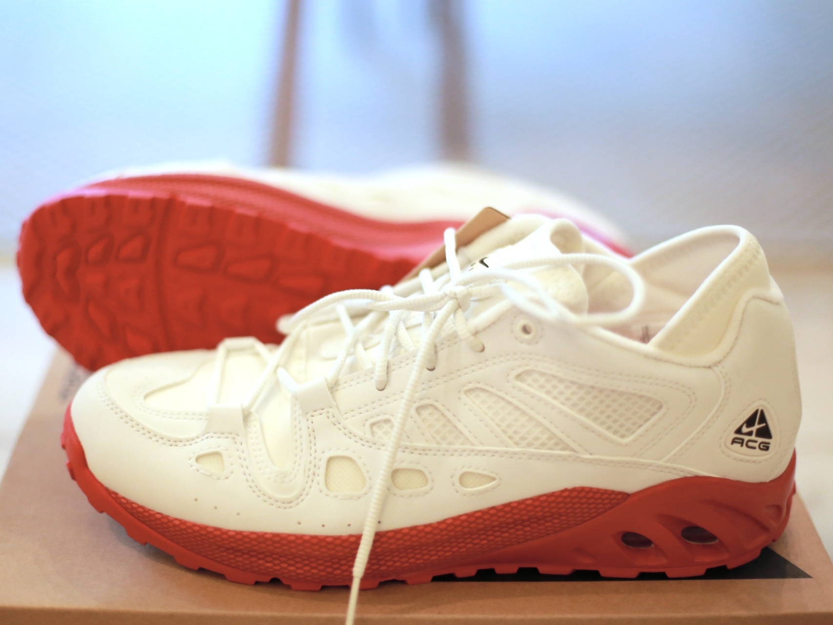 Nike ACG Air Exploraid Summit White University Red 착용 스타일 - 4