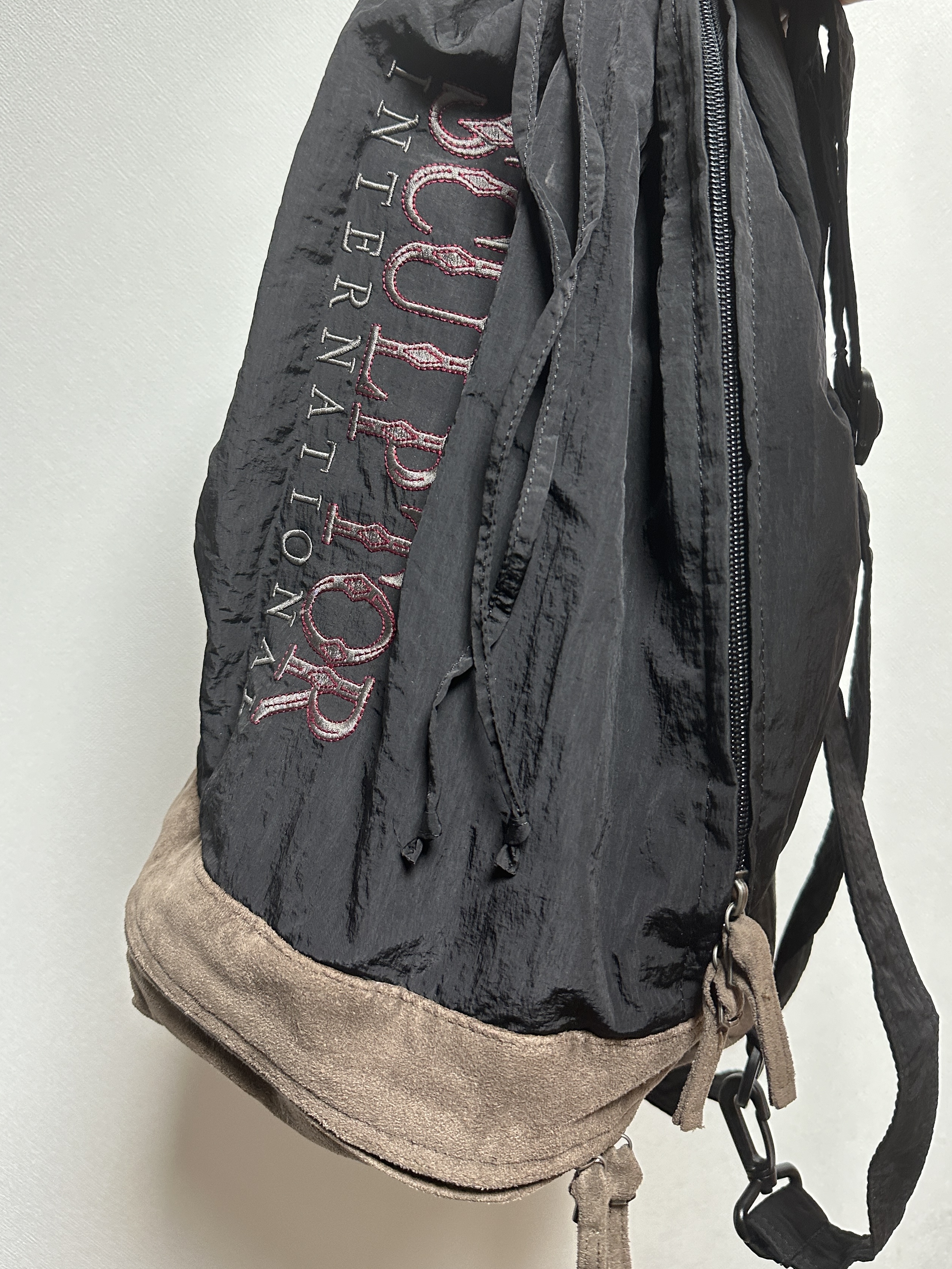 (W) Sculptor Two Way Bucket Messenger Bag Black 착용 스타일
